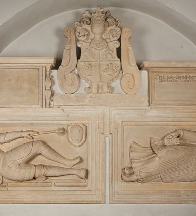 Zdjęcie nr 2: Nagrobek utworzony z dwóch położonych obok siebie płyt w formie leżącego prostokąta, w profilowanych, uszatych obramieniach z płaskorzeźbionymi, leżącymi postaciami Stanisława Lubomirskiego (po lewej) i Jakuba Lubomirskiego (po prawej). Postać po lewej leży na prawym boku, z ręką ugiętą i podpierającą głowę, zaś lewą ułożoną wzdłuż ciała, z buzdyganem w dłoni przyozdobionej pierścieniem, z ugiętą lewą nogą. Jego twarz jest pociągła, nos wydatny, ale krótki, oczy zamknięte. Włosy ma krótkie, lekko kręcone. Ubrany jest w zbroję typu husarskiego, składającą się z napierśnika z dwoma folgami brzusznymi pod szyją zakończonego wysokim kołnierzem, z naramienników, nałokietników, z sześciofolgowych taszek, nakolanników, nagolenników i butów. Na piersi zawieszony ma łańcuch. Pod nim leży hełm z pióropuszem i długi miecz. W prawym, górnym rogu kartusz z owalnym wypukłym polem z godłem herbu Drużyna i syglami w polu "S" i "L". Nad nim kamienna tablica. 
Na prawej płycie ukazano Jakuba Lubomirskiego, leżącego na lewym boku, na ugiętej, lewej ręce i prawej ułożonej wzdłuż ciała, z księgą pod dłonią. Jego twarz jest pociągła, nos krótki, oczy zamknięte. Twarz okala długa, falista broda i wąsy, na głowie włosy sięgające uszu. Postać jest ubrana w albę i komżę. Nad płytą kamienna tablica z inskrypcją: „FVNEBRE CARME(NI) INTVMVLO REVE(REN)/DI D(OMI)NI IACOBI LVBOMIERSKI IMPRIME(N)DV(M). 
Nagrobek wieńczy czteropolowy kartusz z herbami: Drużyna, Odrowąż (Ogończyk), Warnia (Rak) i Gryf. Nad kartuszem hełm z koroną z zawieszonym u szyi krzyżem kawalerskim i ujęty labrami. 
