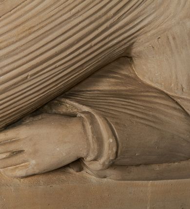 Zdjęcie nr 11: Nagrobek utworzony z dwóch położonych obok siebie płyt w formie leżącego prostokąta, w profilowanych, uszatych obramieniach z płaskorzeźbionymi, leżącymi postaciami Stanisława Lubomirskiego (po lewej) i Jakuba Lubomirskiego (po prawej). Postać po lewej leży na prawym boku, z ręką ugiętą i podpierającą głowę, zaś lewą ułożoną wzdłuż ciała, z buzdyganem w dłoni przyozdobionej pierścieniem, z ugiętą lewą nogą. Jego twarz jest pociągła, nos wydatny, ale krótki, oczy zamknięte. Włosy ma krótkie, lekko kręcone. Ubrany jest w zbroję typu husarskiego, składającą się z napierśnika z dwoma folgami brzusznymi pod szyją zakończonego wysokim kołnierzem, z naramienników, nałokietników, z sześciofolgowych taszek, nakolanników, nagolenników i butów. Na piersi zawieszony ma łańcuch. Pod nim leży hełm z pióropuszem i długi miecz. W prawym, górnym rogu kartusz z owalnym wypukłym polem z godłem herbu Drużyna i syglami w polu "S" i "L". Nad nim kamienna tablica. 
Na prawej płycie ukazano Jakuba Lubomirskiego, leżącego na lewym boku, na ugiętej, lewej ręce i prawej ułożonej wzdłuż ciała, z księgą pod dłonią. Jego twarz jest pociągła, nos krótki, oczy zamknięte. Twarz okala długa, falista broda i wąsy, na głowie włosy sięgające uszu. Postać jest ubrana w albę i komżę. Nad płytą kamienna tablica z inskrypcją: „FVNEBRE CARME(NI) INTVMVLO REVE(REN)/DI D(OMI)NI IACOBI LVBOMIERSKI IMPRIME(N)DV(M). 
Nagrobek wieńczy czteropolowy kartusz z herbami: Drużyna, Odrowąż (Ogończyk), Warnia (Rak) i Gryf. Nad kartuszem hełm z koroną z zawieszonym u szyi krzyżem kawalerskim i ujęty labrami. 
