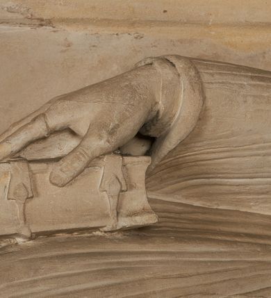 Zdjęcie nr 12: Nagrobek utworzony z dwóch położonych obok siebie płyt w formie leżącego prostokąta, w profilowanych, uszatych obramieniach z płaskorzeźbionymi, leżącymi postaciami Stanisława Lubomirskiego (po lewej) i Jakuba Lubomirskiego (po prawej). Postać po lewej leży na prawym boku, z ręką ugiętą i podpierającą głowę, zaś lewą ułożoną wzdłuż ciała, z buzdyganem w dłoni przyozdobionej pierścieniem, z ugiętą lewą nogą. Jego twarz jest pociągła, nos wydatny, ale krótki, oczy zamknięte. Włosy ma krótkie, lekko kręcone. Ubrany jest w zbroję typu husarskiego, składającą się z napierśnika z dwoma folgami brzusznymi pod szyją zakończonego wysokim kołnierzem, z naramienników, nałokietników, z sześciofolgowych taszek, nakolanników, nagolenników i butów. Na piersi zawieszony ma łańcuch. Pod nim leży hełm z pióropuszem i długi miecz. W prawym, górnym rogu kartusz z owalnym wypukłym polem z godłem herbu Drużyna i syglami w polu "S" i "L". Nad nim kamienna tablica. 
Na prawej płycie ukazano Jakuba Lubomirskiego, leżącego na lewym boku, na ugiętej, lewej ręce i prawej ułożonej wzdłuż ciała, z księgą pod dłonią. Jego twarz jest pociągła, nos krótki, oczy zamknięte. Twarz okala długa, falista broda i wąsy, na głowie włosy sięgające uszu. Postać jest ubrana w albę i komżę. Nad płytą kamienna tablica z inskrypcją: „FVNEBRE CARME(NI) INTVMVLO REVE(REN)/DI D(OMI)NI IACOBI LVBOMIERSKI IMPRIME(N)DV(M). 
Nagrobek wieńczy czteropolowy kartusz z herbami: Drużyna, Odrowąż (Ogończyk), Warnia (Rak) i Gryf. Nad kartuszem hełm z koroną z zawieszonym u szyi krzyżem kawalerskim i ujęty labrami. 
