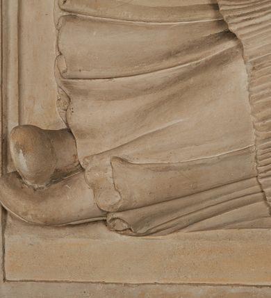 Zdjęcie nr 10: Nagrobek utworzony z dwóch położonych obok siebie płyt w formie leżącego prostokąta, w profilowanych, uszatych obramieniach z płaskorzeźbionymi, leżącymi postaciami Stanisława Lubomirskiego (po lewej) i Jakuba Lubomirskiego (po prawej). Postać po lewej leży na prawym boku, z ręką ugiętą i podpierającą głowę, zaś lewą ułożoną wzdłuż ciała, z buzdyganem w dłoni przyozdobionej pierścieniem, z ugiętą lewą nogą. Jego twarz jest pociągła, nos wydatny, ale krótki, oczy zamknięte. Włosy ma krótkie, lekko kręcone. Ubrany jest w zbroję typu husarskiego, składającą się z napierśnika z dwoma folgami brzusznymi pod szyją zakończonego wysokim kołnierzem, z naramienników, nałokietników, z sześciofolgowych taszek, nakolanników, nagolenników i butów. Na piersi zawieszony ma łańcuch. Pod nim leży hełm z pióropuszem i długi miecz. W prawym, górnym rogu kartusz z owalnym wypukłym polem z godłem herbu Drużyna i syglami w polu "S" i "L". Nad nim kamienna tablica. 
Na prawej płycie ukazano Jakuba Lubomirskiego, leżącego na lewym boku, na ugiętej, lewej ręce i prawej ułożonej wzdłuż ciała, z księgą pod dłonią. Jego twarz jest pociągła, nos krótki, oczy zamknięte. Twarz okala długa, falista broda i wąsy, na głowie włosy sięgające uszu. Postać jest ubrana w albę i komżę. Nad płytą kamienna tablica z inskrypcją: „FVNEBRE CARME(NI) INTVMVLO REVE(REN)/DI D(OMI)NI IACOBI LVBOMIERSKI IMPRIME(N)DV(M). 
Nagrobek wieńczy czteropolowy kartusz z herbami: Drużyna, Odrowąż (Ogończyk), Warnia (Rak) i Gryf. Nad kartuszem hełm z koroną z zawieszonym u szyi krzyżem kawalerskim i ujęty labrami. 
