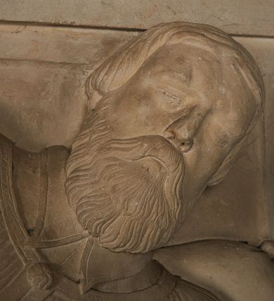 Zdjęcie nr 7: Nagrobek utworzony z dwóch położonych obok siebie płyt w formie leżącego prostokąta, w profilowanych, uszatych obramieniach z płaskorzeźbionymi, leżącymi postaciami Stanisława Lubomirskiego (po lewej) i Jakuba Lubomirskiego (po prawej). Postać po lewej leży na prawym boku, z ręką ugiętą i podpierającą głowę, zaś lewą ułożoną wzdłuż ciała, z buzdyganem w dłoni przyozdobionej pierścieniem, z ugiętą lewą nogą. Jego twarz jest pociągła, nos wydatny, ale krótki, oczy zamknięte. Włosy ma krótkie, lekko kręcone. Ubrany jest w zbroję typu husarskiego, składającą się z napierśnika z dwoma folgami brzusznymi pod szyją zakończonego wysokim kołnierzem, z naramienników, nałokietników, z sześciofolgowych taszek, nakolanników, nagolenników i butów. Na piersi zawieszony ma łańcuch. Pod nim leży hełm z pióropuszem i długi miecz. W prawym, górnym rogu kartusz z owalnym wypukłym polem z godłem herbu Drużyna i syglami w polu "S" i "L". Nad nim kamienna tablica. 
Na prawej płycie ukazano Jakuba Lubomirskiego, leżącego na lewym boku, na ugiętej, lewej ręce i prawej ułożonej wzdłuż ciała, z księgą pod dłonią. Jego twarz jest pociągła, nos krótki, oczy zamknięte. Twarz okala długa, falista broda i wąsy, na głowie włosy sięgające uszu. Postać jest ubrana w albę i komżę. Nad płytą kamienna tablica z inskrypcją: „FVNEBRE CARME(NI) INTVMVLO REVE(REN)/DI D(OMI)NI IACOBI LVBOMIERSKI IMPRIME(N)DV(M). 
Nagrobek wieńczy czteropolowy kartusz z herbami: Drużyna, Odrowąż (Ogończyk), Warnia (Rak) i Gryf. Nad kartuszem hełm z koroną z zawieszonym u szyi krzyżem kawalerskim i ujęty labrami. 
