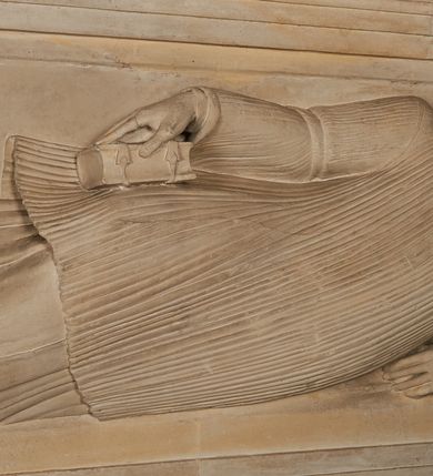 Zdjęcie nr 9: Nagrobek utworzony z dwóch położonych obok siebie płyt w formie leżącego prostokąta, w profilowanych, uszatych obramieniach z płaskorzeźbionymi, leżącymi postaciami Stanisława Lubomirskiego (po lewej) i Jakuba Lubomirskiego (po prawej). Postać po lewej leży na prawym boku, z ręką ugiętą i podpierającą głowę, zaś lewą ułożoną wzdłuż ciała, z buzdyganem w dłoni przyozdobionej pierścieniem, z ugiętą lewą nogą. Jego twarz jest pociągła, nos wydatny, ale krótki, oczy zamknięte. Włosy ma krótkie, lekko kręcone. Ubrany jest w zbroję typu husarskiego, składającą się z napierśnika z dwoma folgami brzusznymi pod szyją zakończonego wysokim kołnierzem, z naramienników, nałokietników, z sześciofolgowych taszek, nakolanników, nagolenników i butów. Na piersi zawieszony ma łańcuch. Pod nim leży hełm z pióropuszem i długi miecz. W prawym, górnym rogu kartusz z owalnym wypukłym polem z godłem herbu Drużyna i syglami w polu "S" i "L". Nad nim kamienna tablica. 
Na prawej płycie ukazano Jakuba Lubomirskiego, leżącego na lewym boku, na ugiętej, lewej ręce i prawej ułożonej wzdłuż ciała, z księgą pod dłonią. Jego twarz jest pociągła, nos krótki, oczy zamknięte. Twarz okala długa, falista broda i wąsy, na głowie włosy sięgające uszu. Postać jest ubrana w albę i komżę. Nad płytą kamienna tablica z inskrypcją: „FVNEBRE CARME(NI) INTVMVLO REVE(REN)/DI D(OMI)NI IACOBI LVBOMIERSKI IMPRIME(N)DV(M). 
Nagrobek wieńczy czteropolowy kartusz z herbami: Drużyna, Odrowąż (Ogończyk), Warnia (Rak) i Gryf. Nad kartuszem hełm z koroną z zawieszonym u szyi krzyżem kawalerskim i ujęty labrami. 
