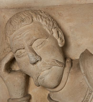 Zdjęcie nr 22: Nagrobek utworzony z dwóch położonych obok siebie płyt w formie leżącego prostokąta, w profilowanych, uszatych obramieniach z płaskorzeźbionymi, leżącymi postaciami Stanisława Lubomirskiego (po lewej) i Jakuba Lubomirskiego (po prawej). Postać po lewej leży na prawym boku, z ręką ugiętą i podpierającą głowę, zaś lewą ułożoną wzdłuż ciała, z buzdyganem w dłoni przyozdobionej pierścieniem, z ugiętą lewą nogą. Jego twarz jest pociągła, nos wydatny, ale krótki, oczy zamknięte. Włosy ma krótkie, lekko kręcone. Ubrany jest w zbroję typu husarskiego, składającą się z napierśnika z dwoma folgami brzusznymi pod szyją zakończonego wysokim kołnierzem, z naramienników, nałokietników, z sześciofolgowych taszek, nakolanników, nagolenników i butów. Na piersi zawieszony ma łańcuch. Pod nim leży hełm z pióropuszem i długi miecz. W prawym, górnym rogu kartusz z owalnym wypukłym polem z godłem herbu Drużyna i syglami w polu "S" i "L". Nad nim kamienna tablica. 
Na prawej płycie ukazano Jakuba Lubomirskiego, leżącego na lewym boku, na ugiętej, lewej ręce i prawej ułożonej wzdłuż ciała, z księgą pod dłonią. Jego twarz jest pociągła, nos krótki, oczy zamknięte. Twarz okala długa, falista broda i wąsy, na głowie włosy sięgające uszu. Postać jest ubrana w albę i komżę. Nad płytą kamienna tablica z inskrypcją: „FVNEBRE CARME(NI) INTVMVLO REVE(REN)/DI D(OMI)NI IACOBI LVBOMIERSKI IMPRIME(N)DV(M). 
Nagrobek wieńczy czteropolowy kartusz z herbami: Drużyna, Odrowąż (Ogończyk), Warnia (Rak) i Gryf. Nad kartuszem hełm z koroną z zawieszonym u szyi krzyżem kawalerskim i ujęty labrami. 
