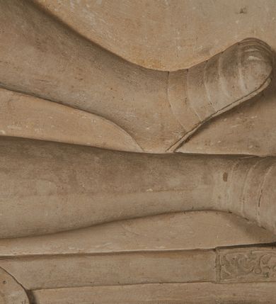 Zdjęcie nr 3: Nagrobek utworzony z dwóch położonych obok siebie płyt w formie leżącego prostokąta, w profilowanych, uszatych obramieniach z płaskorzeźbionymi, leżącymi postaciami Stanisława Lubomirskiego (po lewej) i Jakuba Lubomirskiego (po prawej). Postać po lewej leży na prawym boku, z ręką ugiętą i podpierającą głowę, zaś lewą ułożoną wzdłuż ciała, z buzdyganem w dłoni przyozdobionej pierścieniem, z ugiętą lewą nogą. Jego twarz jest pociągła, nos wydatny, ale krótki, oczy zamknięte. Włosy ma krótkie, lekko kręcone. Ubrany jest w zbroję typu husarskiego, składającą się z napierśnika z dwoma folgami brzusznymi pod szyją zakończonego wysokim kołnierzem, z naramienników, nałokietników, z sześciofolgowych taszek, nakolanników, nagolenników i butów. Na piersi zawieszony ma łańcuch. Pod nim leży hełm z pióropuszem i długi miecz. W prawym, górnym rogu kartusz z owalnym wypukłym polem z godłem herbu Drużyna i syglami w polu "S" i "L". Nad nim kamienna tablica. 
Na prawej płycie ukazano Jakuba Lubomirskiego, leżącego na lewym boku, na ugiętej, lewej ręce i prawej ułożonej wzdłuż ciała, z księgą pod dłonią. Jego twarz jest pociągła, nos krótki, oczy zamknięte. Twarz okala długa, falista broda i wąsy, na głowie włosy sięgające uszu. Postać jest ubrana w albę i komżę. Nad płytą kamienna tablica z inskrypcją: „FVNEBRE CARME(NI) INTVMVLO REVE(REN)/DI D(OMI)NI IACOBI LVBOMIERSKI IMPRIME(N)DV(M). 
Nagrobek wieńczy czteropolowy kartusz z herbami: Drużyna, Odrowąż (Ogończyk), Warnia (Rak) i Gryf. Nad kartuszem hełm z koroną z zawieszonym u szyi krzyżem kawalerskim i ujęty labrami. 
