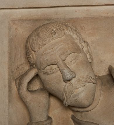 Zdjęcie nr 20: Nagrobek utworzony z dwóch położonych obok siebie płyt w formie leżącego prostokąta, w profilowanych, uszatych obramieniach z płaskorzeźbionymi, leżącymi postaciami Stanisława Lubomirskiego (po lewej) i Jakuba Lubomirskiego (po prawej). Postać po lewej leży na prawym boku, z ręką ugiętą i podpierającą głowę, zaś lewą ułożoną wzdłuż ciała, z buzdyganem w dłoni przyozdobionej pierścieniem, z ugiętą lewą nogą. Jego twarz jest pociągła, nos wydatny, ale krótki, oczy zamknięte. Włosy ma krótkie, lekko kręcone. Ubrany jest w zbroję typu husarskiego, składającą się z napierśnika z dwoma folgami brzusznymi pod szyją zakończonego wysokim kołnierzem, z naramienników, nałokietników, z sześciofolgowych taszek, nakolanników, nagolenników i butów. Na piersi zawieszony ma łańcuch. Pod nim leży hełm z pióropuszem i długi miecz. W prawym, górnym rogu kartusz z owalnym wypukłym polem z godłem herbu Drużyna i syglami w polu "S" i "L". Nad nim kamienna tablica. 
Na prawej płycie ukazano Jakuba Lubomirskiego, leżącego na lewym boku, na ugiętej, lewej ręce i prawej ułożonej wzdłuż ciała, z księgą pod dłonią. Jego twarz jest pociągła, nos krótki, oczy zamknięte. Twarz okala długa, falista broda i wąsy, na głowie włosy sięgające uszu. Postać jest ubrana w albę i komżę. Nad płytą kamienna tablica z inskrypcją: „FVNEBRE CARME(NI) INTVMVLO REVE(REN)/DI D(OMI)NI IACOBI LVBOMIERSKI IMPRIME(N)DV(M). 
Nagrobek wieńczy czteropolowy kartusz z herbami: Drużyna, Odrowąż (Ogończyk), Warnia (Rak) i Gryf. Nad kartuszem hełm z koroną z zawieszonym u szyi krzyżem kawalerskim i ujęty labrami. 
