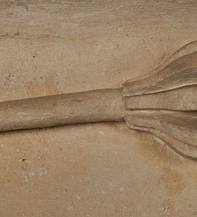 Zdjęcie nr 5: Nagrobek utworzony z dwóch położonych obok siebie płyt w formie leżącego prostokąta, w profilowanych, uszatych obramieniach z płaskorzeźbionymi, leżącymi postaciami Stanisława Lubomirskiego (po lewej) i Jakuba Lubomirskiego (po prawej). Postać po lewej leży na prawym boku, z ręką ugiętą i podpierającą głowę, zaś lewą ułożoną wzdłuż ciała, z buzdyganem w dłoni przyozdobionej pierścieniem, z ugiętą lewą nogą. Jego twarz jest pociągła, nos wydatny, ale krótki, oczy zamknięte. Włosy ma krótkie, lekko kręcone. Ubrany jest w zbroję typu husarskiego, składającą się z napierśnika z dwoma folgami brzusznymi pod szyją zakończonego wysokim kołnierzem, z naramienników, nałokietników, z sześciofolgowych taszek, nakolanników, nagolenników i butów. Na piersi zawieszony ma łańcuch. Pod nim leży hełm z pióropuszem i długi miecz. W prawym, górnym rogu kartusz z owalnym wypukłym polem z godłem herbu Drużyna i syglami w polu "S" i "L". Nad nim kamienna tablica. 
Na prawej płycie ukazano Jakuba Lubomirskiego, leżącego na lewym boku, na ugiętej, lewej ręce i prawej ułożonej wzdłuż ciała, z księgą pod dłonią. Jego twarz jest pociągła, nos krótki, oczy zamknięte. Twarz okala długa, falista broda i wąsy, na głowie włosy sięgające uszu. Postać jest ubrana w albę i komżę. Nad płytą kamienna tablica z inskrypcją: „FVNEBRE CARME(NI) INTVMVLO REVE(REN)/DI D(OMI)NI IACOBI LVBOMIERSKI IMPRIME(N)DV(M). 
Nagrobek wieńczy czteropolowy kartusz z herbami: Drużyna, Odrowąż (Ogończyk), Warnia (Rak) i Gryf. Nad kartuszem hełm z koroną z zawieszonym u szyi krzyżem kawalerskim i ujęty labrami. 
