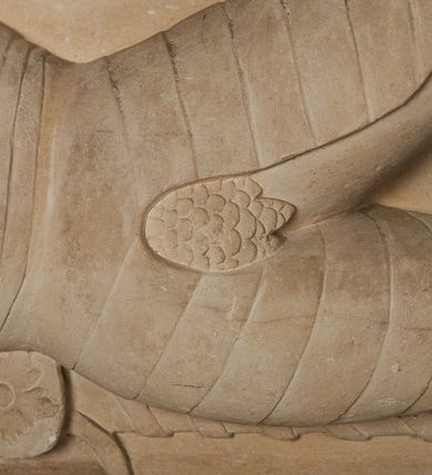 Zdjęcie nr 25: Nagrobek utworzony z dwóch położonych obok siebie płyt w formie leżącego prostokąta, w profilowanych, uszatych obramieniach z płaskorzeźbionymi, leżącymi postaciami Stanisława Lubomirskiego (po lewej) i Jakuba Lubomirskiego (po prawej). Postać po lewej leży na prawym boku, z ręką ugiętą i podpierającą głowę, zaś lewą ułożoną wzdłuż ciała, z buzdyganem w dłoni przyozdobionej pierścieniem, z ugiętą lewą nogą. Jego twarz jest pociągła, nos wydatny, ale krótki, oczy zamknięte. Włosy ma krótkie, lekko kręcone. Ubrany jest w zbroję typu husarskiego, składającą się z napierśnika z dwoma folgami brzusznymi pod szyją zakończonego wysokim kołnierzem, z naramienników, nałokietników, z sześciofolgowych taszek, nakolanników, nagolenników i butów. Na piersi zawieszony ma łańcuch. Pod nim leży hełm z pióropuszem i długi miecz. W prawym, górnym rogu kartusz z owalnym wypukłym polem z godłem herbu Drużyna i syglami w polu &quot;S&quot; i &quot;L&quot;. Nad nim kamienna tablica. 
Na prawej płycie ukazano Jakuba Lubomirskiego, leżącego na lewym boku, na ugiętej, lewej ręce i prawej ułożonej wzdłuż ciała, z księgą pod dłonią. Jego twarz jest pociągła, nos krótki, oczy zamknięte. Twarz okala długa, falista broda i wąsy, na głowie włosy sięgające uszu. Postać jest ubrana w albę i komżę. Nad płytą kamienna tablica z inskrypcją: „FVNEBRE CARME(NI) INTVMVLO REVE(REN)/DI D(OMI)NI IACOBI LVBOMIERSKI IMPRIME(N)DV(M). 
Nagrobek wieńczy czteropolowy kartusz z herbami: Drużyna, Odrowąż (Ogończyk), Warnia (Rak) i Gryf. Nad kartuszem hełm z koroną z zawieszonym u szyi krzyżem kawalerskim i ujęty labrami. 
