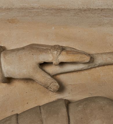 Zdjęcie nr 4: Nagrobek utworzony z dwóch położonych obok siebie płyt w formie leżącego prostokąta, w profilowanych, uszatych obramieniach z płaskorzeźbionymi, leżącymi postaciami Stanisława Lubomirskiego (po lewej) i Jakuba Lubomirskiego (po prawej). Postać po lewej leży na prawym boku, z ręką ugiętą i podpierającą głowę, zaś lewą ułożoną wzdłuż ciała, z buzdyganem w dłoni przyozdobionej pierścieniem, z ugiętą lewą nogą. Jego twarz jest pociągła, nos wydatny, ale krótki, oczy zamknięte. Włosy ma krótkie, lekko kręcone. Ubrany jest w zbroję typu husarskiego, składającą się z napierśnika z dwoma folgami brzusznymi pod szyją zakończonego wysokim kołnierzem, z naramienników, nałokietników, z sześciofolgowych taszek, nakolanników, nagolenników i butów. Na piersi zawieszony ma łańcuch. Pod nim leży hełm z pióropuszem i długi miecz. W prawym, górnym rogu kartusz z owalnym wypukłym polem z godłem herbu Drużyna i syglami w polu "S" i "L". Nad nim kamienna tablica. 
Na prawej płycie ukazano Jakuba Lubomirskiego, leżącego na lewym boku, na ugiętej, lewej ręce i prawej ułożonej wzdłuż ciała, z księgą pod dłonią. Jego twarz jest pociągła, nos krótki, oczy zamknięte. Twarz okala długa, falista broda i wąsy, na głowie włosy sięgające uszu. Postać jest ubrana w albę i komżę. Nad płytą kamienna tablica z inskrypcją: „FVNEBRE CARME(NI) INTVMVLO REVE(REN)/DI D(OMI)NI IACOBI LVBOMIERSKI IMPRIME(N)DV(M). 
Nagrobek wieńczy czteropolowy kartusz z herbami: Drużyna, Odrowąż (Ogończyk), Warnia (Rak) i Gryf. Nad kartuszem hełm z koroną z zawieszonym u szyi krzyżem kawalerskim i ujęty labrami. 
