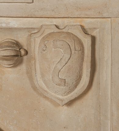 Zdjęcie nr 16: Nagrobek utworzony z dwóch położonych obok siebie płyt w formie leżącego prostokąta, w profilowanych, uszatych obramieniach z płaskorzeźbionymi, leżącymi postaciami Stanisława Lubomirskiego (po lewej) i Jakuba Lubomirskiego (po prawej). Postać po lewej leży na prawym boku, z ręką ugiętą i podpierającą głowę, zaś lewą ułożoną wzdłuż ciała, z buzdyganem w dłoni przyozdobionej pierścieniem, z ugiętą lewą nogą. Jego twarz jest pociągła, nos wydatny, ale krótki, oczy zamknięte. Włosy ma krótkie, lekko kręcone. Ubrany jest w zbroję typu husarskiego, składającą się z napierśnika z dwoma folgami brzusznymi pod szyją zakończonego wysokim kołnierzem, z naramienników, nałokietników, z sześciofolgowych taszek, nakolanników, nagolenników i butów. Na piersi zawieszony ma łańcuch. Pod nim leży hełm z pióropuszem i długi miecz. W prawym, górnym rogu kartusz z owalnym wypukłym polem z godłem herbu Drużyna i syglami w polu &quot;S&quot; i &quot;L&quot;. Nad nim kamienna tablica. 
Na prawej płycie ukazano Jakuba Lubomirskiego, leżącego na lewym boku, na ugiętej, lewej ręce i prawej ułożonej wzdłuż ciała, z księgą pod dłonią. Jego twarz jest pociągła, nos krótki, oczy zamknięte. Twarz okala długa, falista broda i wąsy, na głowie włosy sięgające uszu. Postać jest ubrana w albę i komżę. Nad płytą kamienna tablica z inskrypcją: „FVNEBRE CARME(NI) INTVMVLO REVE(REN)/DI D(OMI)NI IACOBI LVBOMIERSKI IMPRIME(N)DV(M). 
Nagrobek wieńczy czteropolowy kartusz z herbami: Drużyna, Odrowąż (Ogończyk), Warnia (Rak) i Gryf. Nad kartuszem hełm z koroną z zawieszonym u szyi krzyżem kawalerskim i ujęty labrami. 
