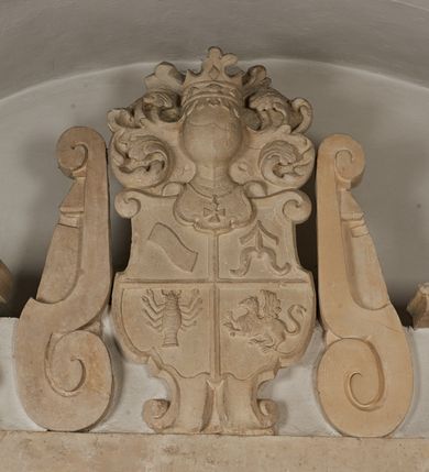 Zdjęcie nr 14: Nagrobek utworzony z dwóch położonych obok siebie płyt w formie leżącego prostokąta, w profilowanych, uszatych obramieniach z płaskorzeźbionymi, leżącymi postaciami Stanisława Lubomirskiego (po lewej) i Jakuba Lubomirskiego (po prawej). Postać po lewej leży na prawym boku, z ręką ugiętą i podpierającą głowę, zaś lewą ułożoną wzdłuż ciała, z buzdyganem w dłoni przyozdobionej pierścieniem, z ugiętą lewą nogą. Jego twarz jest pociągła, nos wydatny, ale krótki, oczy zamknięte. Włosy ma krótkie, lekko kręcone. Ubrany jest w zbroję typu husarskiego, składającą się z napierśnika z dwoma folgami brzusznymi pod szyją zakończonego wysokim kołnierzem, z naramienników, nałokietników, z sześciofolgowych taszek, nakolanników, nagolenników i butów. Na piersi zawieszony ma łańcuch. Pod nim leży hełm z pióropuszem i długi miecz. W prawym, górnym rogu kartusz z owalnym wypukłym polem z godłem herbu Drużyna i syglami w polu "S" i "L". Nad nim kamienna tablica. 
Na prawej płycie ukazano Jakuba Lubomirskiego, leżącego na lewym boku, na ugiętej, lewej ręce i prawej ułożonej wzdłuż ciała, z księgą pod dłonią. Jego twarz jest pociągła, nos krótki, oczy zamknięte. Twarz okala długa, falista broda i wąsy, na głowie włosy sięgające uszu. Postać jest ubrana w albę i komżę. Nad płytą kamienna tablica z inskrypcją: „FVNEBRE CARME(NI) INTVMVLO REVE(REN)/DI D(OMI)NI IACOBI LVBOMIERSKI IMPRIME(N)DV(M). 
Nagrobek wieńczy czteropolowy kartusz z herbami: Drużyna, Odrowąż (Ogończyk), Warnia (Rak) i Gryf. Nad kartuszem hełm z koroną z zawieszonym u szyi krzyżem kawalerskim i ujęty labrami. 
