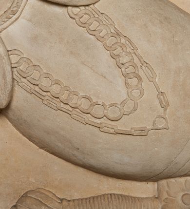 Zdjęcie nr 24: Nagrobek utworzony z dwóch położonych obok siebie płyt w formie leżącego prostokąta, w profilowanych, uszatych obramieniach z płaskorzeźbionymi, leżącymi postaciami Stanisława Lubomirskiego (po lewej) i Jakuba Lubomirskiego (po prawej). Postać po lewej leży na prawym boku, z ręką ugiętą i podpierającą głowę, zaś lewą ułożoną wzdłuż ciała, z buzdyganem w dłoni przyozdobionej pierścieniem, z ugiętą lewą nogą. Jego twarz jest pociągła, nos wydatny, ale krótki, oczy zamknięte. Włosy ma krótkie, lekko kręcone. Ubrany jest w zbroję typu husarskiego, składającą się z napierśnika z dwoma folgami brzusznymi pod szyją zakończonego wysokim kołnierzem, z naramienników, nałokietników, z sześciofolgowych taszek, nakolanników, nagolenników i butów. Na piersi zawieszony ma łańcuch. Pod nim leży hełm z pióropuszem i długi miecz. W prawym, górnym rogu kartusz z owalnym wypukłym polem z godłem herbu Drużyna i syglami w polu &quot;S&quot; i &quot;L&quot;. Nad nim kamienna tablica. 
Na prawej płycie ukazano Jakuba Lubomirskiego, leżącego na lewym boku, na ugiętej, lewej ręce i prawej ułożonej wzdłuż ciała, z księgą pod dłonią. Jego twarz jest pociągła, nos krótki, oczy zamknięte. Twarz okala długa, falista broda i wąsy, na głowie włosy sięgające uszu. Postać jest ubrana w albę i komżę. Nad płytą kamienna tablica z inskrypcją: „FVNEBRE CARME(NI) INTVMVLO REVE(REN)/DI D(OMI)NI IACOBI LVBOMIERSKI IMPRIME(N)DV(M). 
Nagrobek wieńczy czteropolowy kartusz z herbami: Drużyna, Odrowąż (Ogończyk), Warnia (Rak) i Gryf. Nad kartuszem hełm z koroną z zawieszonym u szyi krzyżem kawalerskim i ujęty labrami. 
