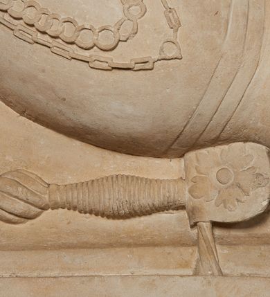 Zdjęcie nr 23: Nagrobek utworzony z dwóch położonych obok siebie płyt w formie leżącego prostokąta, w profilowanych, uszatych obramieniach z płaskorzeźbionymi, leżącymi postaciami Stanisława Lubomirskiego (po lewej) i Jakuba Lubomirskiego (po prawej). Postać po lewej leży na prawym boku, z ręką ugiętą i podpierającą głowę, zaś lewą ułożoną wzdłuż ciała, z buzdyganem w dłoni przyozdobionej pierścieniem, z ugiętą lewą nogą. Jego twarz jest pociągła, nos wydatny, ale krótki, oczy zamknięte. Włosy ma krótkie, lekko kręcone. Ubrany jest w zbroję typu husarskiego, składającą się z napierśnika z dwoma folgami brzusznymi pod szyją zakończonego wysokim kołnierzem, z naramienników, nałokietników, z sześciofolgowych taszek, nakolanników, nagolenników i butów. Na piersi zawieszony ma łańcuch. Pod nim leży hełm z pióropuszem i długi miecz. W prawym, górnym rogu kartusz z owalnym wypukłym polem z godłem herbu Drużyna i syglami w polu &quot;S&quot; i &quot;L&quot;. Nad nim kamienna tablica. 
Na prawej płycie ukazano Jakuba Lubomirskiego, leżącego na lewym boku, na ugiętej, lewej ręce i prawej ułożonej wzdłuż ciała, z księgą pod dłonią. Jego twarz jest pociągła, nos krótki, oczy zamknięte. Twarz okala długa, falista broda i wąsy, na głowie włosy sięgające uszu. Postać jest ubrana w albę i komżę. Nad płytą kamienna tablica z inskrypcją: „FVNEBRE CARME(NI) INTVMVLO REVE(REN)/DI D(OMI)NI IACOBI LVBOMIERSKI IMPRIME(N)DV(M). 
Nagrobek wieńczy czteropolowy kartusz z herbami: Drużyna, Odrowąż (Ogończyk), Warnia (Rak) i Gryf. Nad kartuszem hełm z koroną z zawieszonym u szyi krzyżem kawalerskim i ujęty labrami. 
