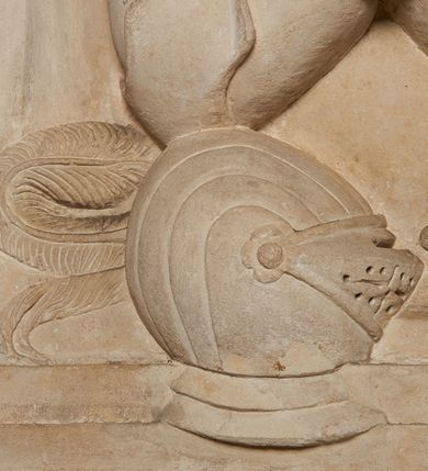 Zdjęcie nr 6: Nagrobek utworzony z dwóch położonych obok siebie płyt w formie leżącego prostokąta, w profilowanych, uszatych obramieniach z płaskorzeźbionymi, leżącymi postaciami Stanisława Lubomirskiego (po lewej) i Jakuba Lubomirskiego (po prawej). Postać po lewej leży na prawym boku, z ręką ugiętą i podpierającą głowę, zaś lewą ułożoną wzdłuż ciała, z buzdyganem w dłoni przyozdobionej pierścieniem, z ugiętą lewą nogą. Jego twarz jest pociągła, nos wydatny, ale krótki, oczy zamknięte. Włosy ma krótkie, lekko kręcone. Ubrany jest w zbroję typu husarskiego, składającą się z napierśnika z dwoma folgami brzusznymi pod szyją zakończonego wysokim kołnierzem, z naramienników, nałokietników, z sześciofolgowych taszek, nakolanników, nagolenników i butów. Na piersi zawieszony ma łańcuch. Pod nim leży hełm z pióropuszem i długi miecz. W prawym, górnym rogu kartusz z owalnym wypukłym polem z godłem herbu Drużyna i syglami w polu "S" i "L". Nad nim kamienna tablica. 
Na prawej płycie ukazano Jakuba Lubomirskiego, leżącego na lewym boku, na ugiętej, lewej ręce i prawej ułożonej wzdłuż ciała, z księgą pod dłonią. Jego twarz jest pociągła, nos krótki, oczy zamknięte. Twarz okala długa, falista broda i wąsy, na głowie włosy sięgające uszu. Postać jest ubrana w albę i komżę. Nad płytą kamienna tablica z inskrypcją: „FVNEBRE CARME(NI) INTVMVLO REVE(REN)/DI D(OMI)NI IACOBI LVBOMIERSKI IMPRIME(N)DV(M). 
Nagrobek wieńczy czteropolowy kartusz z herbami: Drużyna, Odrowąż (Ogończyk), Warnia (Rak) i Gryf. Nad kartuszem hełm z koroną z zawieszonym u szyi krzyżem kawalerskim i ujęty labrami. 
