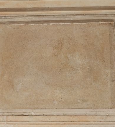 Zdjęcie nr 18: Nagrobek utworzony z dwóch położonych obok siebie płyt w formie leżącego prostokąta, w profilowanych, uszatych obramieniach z płaskorzeźbionymi, leżącymi postaciami Stanisława Lubomirskiego (po lewej) i Jakuba Lubomirskiego (po prawej). Postać po lewej leży na prawym boku, z ręką ugiętą i podpierającą głowę, zaś lewą ułożoną wzdłuż ciała, z buzdyganem w dłoni przyozdobionej pierścieniem, z ugiętą lewą nogą. Jego twarz jest pociągła, nos wydatny, ale krótki, oczy zamknięte. Włosy ma krótkie, lekko kręcone. Ubrany jest w zbroję typu husarskiego, składającą się z napierśnika z dwoma folgami brzusznymi pod szyją zakończonego wysokim kołnierzem, z naramienników, nałokietników, z sześciofolgowych taszek, nakolanników, nagolenników i butów. Na piersi zawieszony ma łańcuch. Pod nim leży hełm z pióropuszem i długi miecz. W prawym, górnym rogu kartusz z owalnym wypukłym polem z godłem herbu Drużyna i syglami w polu "S" i "L". Nad nim kamienna tablica. 
Na prawej płycie ukazano Jakuba Lubomirskiego, leżącego na lewym boku, na ugiętej, lewej ręce i prawej ułożonej wzdłuż ciała, z księgą pod dłonią. Jego twarz jest pociągła, nos krótki, oczy zamknięte. Twarz okala długa, falista broda i wąsy, na głowie włosy sięgające uszu. Postać jest ubrana w albę i komżę. Nad płytą kamienna tablica z inskrypcją: „FVNEBRE CARME(NI) INTVMVLO REVE(REN)/DI D(OMI)NI IACOBI LVBOMIERSKI IMPRIME(N)DV(M). 
Nagrobek wieńczy czteropolowy kartusz z herbami: Drużyna, Odrowąż (Ogończyk), Warnia (Rak) i Gryf. Nad kartuszem hełm z koroną z zawieszonym u szyi krzyżem kawalerskim i ujęty labrami. 
