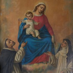 Zdjęcie nr 1: Obraz w kształcie stojącego prostokąta ze schodkowo ściętymi górnymi narożami, ujęty w złoconą i profilowaną ramę. W centrum kompozycji przedstawienie Matki Boskiej z Dzieciątkiem siedzącej w obłokach i przekazującej różańce św. Dominikowi i św. Katarzynie Sieneńskiej. Maria ukazana frontalnie w pozycji siedzącej, skłania głowę w lewo, przekazując różaniec św. Katarzynie. Matka Boska przedstawiona jako młoda kobieta o długich, falowanych włosach częściowo schowanych pod białą chustą, ubrana w ciemnoróżową suknię oraz niebieski płaszcz. Spod szat widoczna bosa stopa. Maria na kolanach trzyma Dzieciątko Jezus, podtrzymując je prawą ręką. Dzieciątko ubrane w białą tunikę ze złotą lamówką pod szyją, zwraca się ku św. Dominikowi, podając mu różaniec. Wokół głów postaci jasnozłote nimby. W dolnej części kompozycji, na pierwszym planie ukazane klęczące postaci świętych w białych habitach i czarnych płaszczach dominikańskich – z lewej strony kompozycji św. Dominik, z prawej św. Katarzyna Sieneńska. Ponad głową św. Dominika niewielka, złota gwiazda i aureola. Święta Katarzyna przedstawiona z koroną cierniową na głowie i ukazaną powyżej aureolą. Tło obrazu utrzymane w żółto-brązowej tonacji. Kolorystyka ciepła, pastelowa.