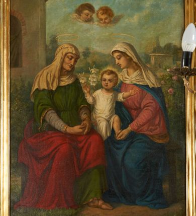 Zdjęcie nr 3: Obraz w kształcie stojącego prostokąta ze ściętymi schodkowo górnymi narożami, ujęty złoconą i profilowaną ramą. W centrum kompozycji  przedstawienie św. Anny Samotrzeć umieszczone na tle pejzażu z elementami architektury oraz roślinności. Święta Anna (po lewej), Maria (po prawej) siedzące na ławie, zwracają się ku sobie. Maria przedstawiona jako młoda, jasnowłosa kobieta ubrana w różową suknię oraz błękitny płaszcz podtrzymuje na kolanach Dzieciątko Jezus odziane w białą tunikę. Na głowie Marii i wokół jej szyi udrapowana biała chusta. Za Marią krzew kwitnących róż. Dzieciątko Jezus jasnowłose, ukazane w dynamicznej pozie z rękoma wyciągniętymi ku górze. Wokół jego głowy przedstawiony promienisty nimb. Za plecami Jezusa pęk białych lilii. Anna przedstawiona jako starsza kobieta w zielonej sukni, jasnofioletowej szacie spodniej, kremowej chuście na głowie oraz narzuconym na kolana czerwonym płaszczu. Dłonie kobiety splecione i swobodnie złożone na kolanach. Spod szat widoczna stopa w jasnobrązowym sandale. Ponad głowami Anny i Marii przedstawione aureole. W górnej części kompozycji, na osi obrazu widoczne dwie uskrzydlone główki anielskie. Kolorystyka jasna, pastelowa. W dolnej części obrazu, poniżej św. Anny umieszczona sygnatura malarza i data wykonania obrazu „18 FO 97.”