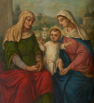 Zdjęcie nr 1: Obraz w kształcie stojącego prostokąta ze ściętymi schodkowo górnymi narożami, ujęty złoconą i profilowaną ramą. W centrum kompozycji  przedstawienie św. Anny Samotrzeć umieszczone na tle pejzażu z elementami architektury oraz roślinności. Święta Anna (po lewej), Maria (po prawej) siedzące na ławie, zwracają się ku sobie. Maria przedstawiona jako młoda, jasnowłosa kobieta ubrana w różową suknię oraz błękitny płaszcz podtrzymuje na kolanach Dzieciątko Jezus odziane w białą tunikę. Na głowie Marii i wokół jej szyi udrapowana biała chusta. Za Marią krzew kwitnących róż. Dzieciątko Jezus jasnowłose, ukazane w dynamicznej pozie z rękoma wyciągniętymi ku górze. Wokół jego głowy przedstawiony promienisty nimb. Za plecami Jezusa pęk białych lilii. Anna przedstawiona jako starsza kobieta w zielonej sukni, jasnofioletowej szacie spodniej, kremowej chuście na głowie oraz narzuconym na kolana czerwonym płaszczu. Dłonie kobiety splecione i swobodnie złożone na kolanach. Spod szat widoczna stopa w jasnobrązowym sandale. Ponad głowami Anny i Marii przedstawione aureole. W górnej części kompozycji, na osi obrazu widoczne dwie uskrzydlone główki anielskie. Kolorystyka jasna, pastelowa. W dolnej części obrazu, poniżej św. Anny umieszczona sygnatura malarza i data wykonania obrazu „18 FO 97.”