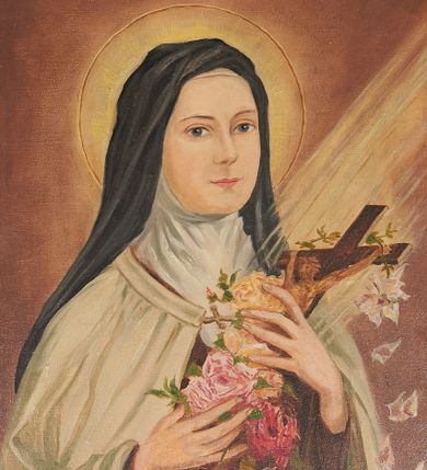 Zdjęcie nr 1: Obraz w kształcie stojącego prostokąta ujęty w złoconą i srebrzoną, szeroką ramę dekorowaną akantem. W centrum kompozycji, ukazana w półpostaci, zwrócona w trzech czwartych w lewo św. Teresa z Lisieux. Postać jest ubrana w karmelitański habit, w rękach trzyma przytulony do piersi krucyfiks oraz róże. Twarz o rysach portretowych. Wokół głowy świętej przedstawiony świetlisty nimb. Z prawego górnego rogu kompozycji świetliste promienie padające na krucyfiks. Tło obrazu jednolite w odcieniach brązu. Kolorystyka ciepła, pastelowa.