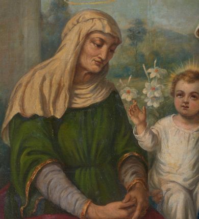 Zdjęcie nr 6: Ołtarz przyścienny, architektoniczny, dwukondygnacyjny, jednoosiowy. Mensa prostopadłościenna, antepedium haftowane z motywem serca gorejącego ujętego winnymi gronami oraz kłosami. Na  mensie architektoniczne, ujęte kolumnami tabernakulum z płaskorzeźbionym kielichem i hostią na drzwiczkach. W pierwszej kondygnacji obraz w kształcie stojącego prostokąta o uskokowo ściętych, górnych narożach z przedstawieniem św. Anny Samotrzeć (na zasuwie obraz „Najświętsze Serce Jezusa”) ujęty umieszczonymi na postumentach, kręconymi, złoconymi  i srebrzonymi kolumnami o kompozytowych kapitelach ustawionymi na tle kanelowanych pilastrów. Podpory dźwigają pełne, wyłamane belkowanie zwieńczone wydatnym, profilowanym gzymsem. Na osiach podpór pełnoplastyczne figury aniołów na obłokach. Fryz dekorowany rozetami oraz uskrzydloną główką anielską. W drugiej kondygnacji obraz św. Franciszka w ramie zamkniętej łukiem półkolistym wyniesionym, z uskokiem. Szczyt w formie przerwanego przyczółka, na osi którego krzyż. Całość nastawy ujęta ażurowymi uszami uformowanymi  z suchego akantu oraz wstęgi. Dekoracja akantowa, rozety, pola wypełnione kratą. Struktura nastawy w odcieniu ciemnej, morskiej zieleni, ornament złocony i srebrzony. 