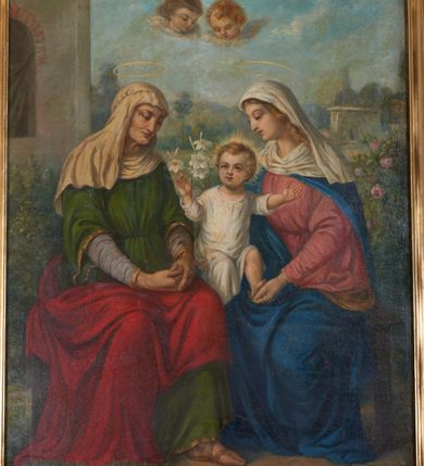 Zdjęcie nr 5: Ołtarz przyścienny, architektoniczny, dwukondygnacyjny, jednoosiowy. Mensa prostopadłościenna, antepedium haftowane z motywem serca gorejącego ujętego winnymi gronami oraz kłosami. Na  mensie architektoniczne, ujęte kolumnami tabernakulum z płaskorzeźbionym kielichem i hostią na drzwiczkach. W pierwszej kondygnacji obraz w kształcie stojącego prostokąta o uskokowo ściętych, górnych narożach z przedstawieniem św. Anny Samotrzeć (na zasuwie obraz „Najświętsze Serce Jezusa”) ujęty umieszczonymi na postumentach, kręconymi, złoconymi  i srebrzonymi kolumnami o kompozytowych kapitelach ustawionymi na tle kanelowanych pilastrów. Podpory dźwigają pełne, wyłamane belkowanie zwieńczone wydatnym, profilowanym gzymsem. Na osiach podpór pełnoplastyczne figury aniołów na obłokach. Fryz dekorowany rozetami oraz uskrzydloną główką anielską. W drugiej kondygnacji obraz św. Franciszka w ramie zamkniętej łukiem półkolistym wyniesionym, z uskokiem. Szczyt w formie przerwanego przyczółka, na osi którego krzyż. Całość nastawy ujęta ażurowymi uszami uformowanymi  z suchego akantu oraz wstęgi. Dekoracja akantowa, rozety, pola wypełnione kratą. Struktura nastawy w odcieniu ciemnej, morskiej zieleni, ornament złocony i srebrzony. 