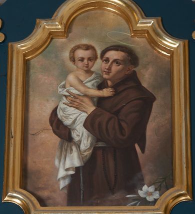 Zdjęcie nr 11: Ołtarz przyścienny, architektoniczny, dwukondygnacyjny, jednoosiowy. Mensa prostopadłościenna, antepedium haftowane w motyw kwiatowy z monogramem maryjnym. Na mensie architektoniczne, ujęte zdwojonymi, złoconymi kolumienkami tabernakulum z płaskorzeźbionym kielichem z hostią na drzwiczkach. W pierwszej kondygnacji obraz w kształcie stojącego prostokąta o uskokowo ściętych, górnych narożach z przedstawieniem Matki Boskiej Częstochowskiej oraz Matki Boskiej Różańcowej oraz św. Dominika i św. Katarzyny Sieneńskiej (na zasuwie). Kondygnacja ujęta umieszczonymi na postumentach, kręconymi, złoconymi  i srebrzonymi kolumnami o kompozytowych kapitelach ustawionymi na tle kanelowanych pilastrów. Podpory dźwigają pełne, wyłamane belkowanie zwieńczone wydatnym, profilowanym gzymsem. Na osiach podpór umieszczone pełnoplastyczne figury aniołów siedzących na obłokach. W drugiej kondygnacji obraz św. Antoniego Padewskiego w ramie zamkniętej łukiem półkolistym wyniesionym, z uskokiem. Szczyt w formie przerwanego przyczółka, na osi którego krzyż. Całość nastawy ujęta ażurowymi uszami uformowanymi z suchego akantu oraz wstęgi. Dekoracja akantowa, rozety, pola wypełnione kratą. Struktura nastawy w odcieniu ciemnej, morskiej zieleni, ornament złocony i srebrzony. Na portatylu nieczytelna odręczny napis z datą MDCCLXXII 1872.