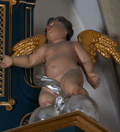 Zdjęcie nr 4: Ołtarz przyścienny, architektoniczny, dwukondygnacyjny, jednoosiowy. Mensa prostopadłościenna, antepedium haftowane w motyw kwiatowy z monogramem maryjnym. Na mensie architektoniczne, ujęte zdwojonymi, złoconymi kolumienkami tabernakulum z płaskorzeźbionym kielichem z hostią na drzwiczkach. W pierwszej kondygnacji obraz w kształcie stojącego prostokąta o uskokowo ściętych, górnych narożach z przedstawieniem Matki Boskiej Częstochowskiej oraz Matki Boskiej Różańcowej oraz św. Dominika i św. Katarzyny Sieneńskiej (na zasuwie). Kondygnacja ujęta umieszczonymi na postumentach, kręconymi, złoconymi  i srebrzonymi kolumnami o kompozytowych kapitelach ustawionymi na tle kanelowanych pilastrów. Podpory dźwigają pełne, wyłamane belkowanie zwieńczone wydatnym, profilowanym gzymsem. Na osiach podpór umieszczone pełnoplastyczne figury aniołów siedzących na obłokach. W drugiej kondygnacji obraz św. Antoniego Padewskiego w ramie zamkniętej łukiem półkolistym wyniesionym, z uskokiem. Szczyt w formie przerwanego przyczółka, na osi którego krzyż. Całość nastawy ujęta ażurowymi uszami uformowanymi z suchego akantu oraz wstęgi. Dekoracja akantowa, rozety, pola wypełnione kratą. Struktura nastawy w odcieniu ciemnej, morskiej zieleni, ornament złocony i srebrzony. Na portatylu nieczytelna odręczny napis z datą MDCCLXXII 1872.