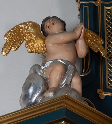 Zdjęcie nr 3: Ołtarz przyścienny, architektoniczny, dwukondygnacyjny, jednoosiowy. Mensa prostopadłościenna, antepedium haftowane w motyw kwiatowy z monogramem maryjnym. Na mensie architektoniczne, ujęte zdwojonymi, złoconymi kolumienkami tabernakulum z płaskorzeźbionym kielichem z hostią na drzwiczkach. W pierwszej kondygnacji obraz w kształcie stojącego prostokąta o uskokowo ściętych, górnych narożach z przedstawieniem Matki Boskiej Częstochowskiej oraz Matki Boskiej Różańcowej oraz św. Dominika i św. Katarzyny Sieneńskiej (na zasuwie). Kondygnacja ujęta umieszczonymi na postumentach, kręconymi, złoconymi  i srebrzonymi kolumnami o kompozytowych kapitelach ustawionymi na tle kanelowanych pilastrów. Podpory dźwigają pełne, wyłamane belkowanie zwieńczone wydatnym, profilowanym gzymsem. Na osiach podpór umieszczone pełnoplastyczne figury aniołów siedzących na obłokach. W drugiej kondygnacji obraz św. Antoniego Padewskiego w ramie zamkniętej łukiem półkolistym wyniesionym, z uskokiem. Szczyt w formie przerwanego przyczółka, na osi którego krzyż. Całość nastawy ujęta ażurowymi uszami uformowanymi z suchego akantu oraz wstęgi. Dekoracja akantowa, rozety, pola wypełnione kratą. Struktura nastawy w odcieniu ciemnej, morskiej zieleni, ornament złocony i srebrzony. Na portatylu nieczytelna odręczny napis z datą MDCCLXXII 1872.