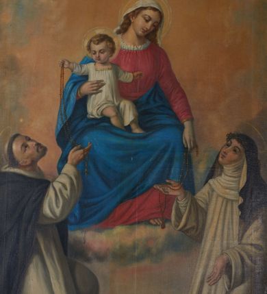 Zdjęcie nr 7: Ołtarz przyścienny, architektoniczny, dwukondygnacyjny, jednoosiowy. Mensa prostopadłościenna, antepedium haftowane w motyw kwiatowy z monogramem maryjnym. Na mensie architektoniczne, ujęte zdwojonymi, złoconymi kolumienkami tabernakulum z płaskorzeźbionym kielichem z hostią na drzwiczkach. W pierwszej kondygnacji obraz w kształcie stojącego prostokąta o uskokowo ściętych, górnych narożach z przedstawieniem Matki Boskiej Częstochowskiej oraz Matki Boskiej Różańcowej oraz św. Dominika i św. Katarzyny Sieneńskiej (na zasuwie). Kondygnacja ujęta umieszczonymi na postumentach, kręconymi, złoconymi  i srebrzonymi kolumnami o kompozytowych kapitelach ustawionymi na tle kanelowanych pilastrów. Podpory dźwigają pełne, wyłamane belkowanie zwieńczone wydatnym, profilowanym gzymsem. Na osiach podpór umieszczone pełnoplastyczne figury aniołów siedzących na obłokach. W drugiej kondygnacji obraz św. Antoniego Padewskiego w ramie zamkniętej łukiem półkolistym wyniesionym, z uskokiem. Szczyt w formie przerwanego przyczółka, na osi którego krzyż. Całość nastawy ujęta ażurowymi uszami uformowanymi z suchego akantu oraz wstęgi. Dekoracja akantowa, rozety, pola wypełnione kratą. Struktura nastawy w odcieniu ciemnej, morskiej zieleni, ornament złocony i srebrzony. Na portatylu nieczytelna odręczny napis z datą MDCCLXXII 1872.