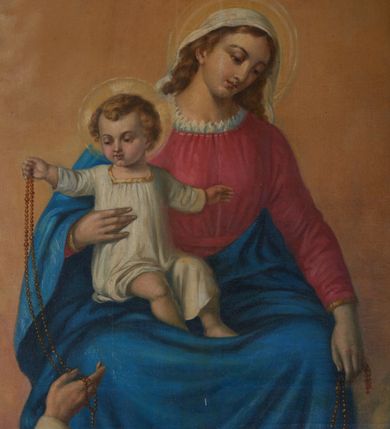 Zdjęcie nr 8: Ołtarz przyścienny, architektoniczny, dwukondygnacyjny, jednoosiowy. Mensa prostopadłościenna, antepedium haftowane w motyw kwiatowy z monogramem maryjnym. Na mensie architektoniczne, ujęte zdwojonymi, złoconymi kolumienkami tabernakulum z płaskorzeźbionym kielichem z hostią na drzwiczkach. W pierwszej kondygnacji obraz w kształcie stojącego prostokąta o uskokowo ściętych, górnych narożach z przedstawieniem Matki Boskiej Częstochowskiej oraz Matki Boskiej Różańcowej oraz św. Dominika i św. Katarzyny Sieneńskiej (na zasuwie). Kondygnacja ujęta umieszczonymi na postumentach, kręconymi, złoconymi  i srebrzonymi kolumnami o kompozytowych kapitelach ustawionymi na tle kanelowanych pilastrów. Podpory dźwigają pełne, wyłamane belkowanie zwieńczone wydatnym, profilowanym gzymsem. Na osiach podpór umieszczone pełnoplastyczne figury aniołów siedzących na obłokach. W drugiej kondygnacji obraz św. Antoniego Padewskiego w ramie zamkniętej łukiem półkolistym wyniesionym, z uskokiem. Szczyt w formie przerwanego przyczółka, na osi którego krzyż. Całość nastawy ujęta ażurowymi uszami uformowanymi z suchego akantu oraz wstęgi. Dekoracja akantowa, rozety, pola wypełnione kratą. Struktura nastawy w odcieniu ciemnej, morskiej zieleni, ornament złocony i srebrzony. Na portatylu nieczytelna odręczny napis z datą MDCCLXXII 1872.