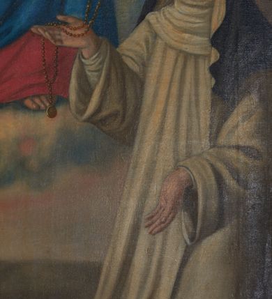 Zdjęcie nr 10: Ołtarz przyścienny, architektoniczny, dwukondygnacyjny, jednoosiowy. Mensa prostopadłościenna, antepedium haftowane w motyw kwiatowy z monogramem maryjnym. Na mensie architektoniczne, ujęte zdwojonymi, złoconymi kolumienkami tabernakulum z płaskorzeźbionym kielichem z hostią na drzwiczkach. W pierwszej kondygnacji obraz w kształcie stojącego prostokąta o uskokowo ściętych, górnych narożach z przedstawieniem Matki Boskiej Częstochowskiej oraz Matki Boskiej Różańcowej oraz św. Dominika i św. Katarzyny Sieneńskiej (na zasuwie). Kondygnacja ujęta umieszczonymi na postumentach, kręconymi, złoconymi  i srebrzonymi kolumnami o kompozytowych kapitelach ustawionymi na tle kanelowanych pilastrów. Podpory dźwigają pełne, wyłamane belkowanie zwieńczone wydatnym, profilowanym gzymsem. Na osiach podpór umieszczone pełnoplastyczne figury aniołów siedzących na obłokach. W drugiej kondygnacji obraz św. Antoniego Padewskiego w ramie zamkniętej łukiem półkolistym wyniesionym, z uskokiem. Szczyt w formie przerwanego przyczółka, na osi którego krzyż. Całość nastawy ujęta ażurowymi uszami uformowanymi z suchego akantu oraz wstęgi. Dekoracja akantowa, rozety, pola wypełnione kratą. Struktura nastawy w odcieniu ciemnej, morskiej zieleni, ornament złocony i srebrzony. Na portatylu nieczytelna odręczny napis z datą MDCCLXXII 1872.