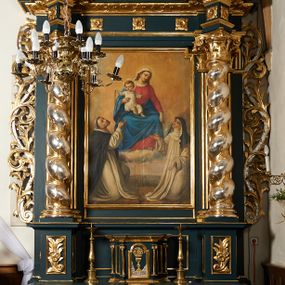 Zdjęcie nr 1: Ołtarz przyścienny, architektoniczny, dwukondygnacyjny, jednoosiowy. Mensa prostopadłościenna, antepedium haftowane w motyw kwiatowy z monogramem maryjnym. Na mensie architektoniczne, ujęte zdwojonymi, złoconymi kolumienkami tabernakulum z płaskorzeźbionym kielichem z hostią na drzwiczkach. W pierwszej kondygnacji obraz w kształcie stojącego prostokąta o uskokowo ściętych, górnych narożach z przedstawieniem Matki Boskiej Częstochowskiej oraz Matki Boskiej Różańcowej oraz św. Dominika i św. Katarzyny Sieneńskiej (na zasuwie). Kondygnacja ujęta umieszczonymi na postumentach, kręconymi, złoconymi  i srebrzonymi kolumnami o kompozytowych kapitelach ustawionymi na tle kanelowanych pilastrów. Podpory dźwigają pełne, wyłamane belkowanie zwieńczone wydatnym, profilowanym gzymsem. Na osiach podpór umieszczone pełnoplastyczne figury aniołów siedzących na obłokach. W drugiej kondygnacji obraz św. Antoniego Padewskiego w ramie zamkniętej łukiem półkolistym wyniesionym, z uskokiem. Szczyt w formie przerwanego przyczółka, na osi którego krzyż. Całość nastawy ujęta ażurowymi uszami uformowanymi z suchego akantu oraz wstęgi. Dekoracja akantowa, rozety, pola wypełnione kratą. Struktura nastawy w odcieniu ciemnej, morskiej zieleni, ornament złocony i srebrzony. Na portatylu nieczytelna odręczny napis z datą MDCCLXXII 1872.