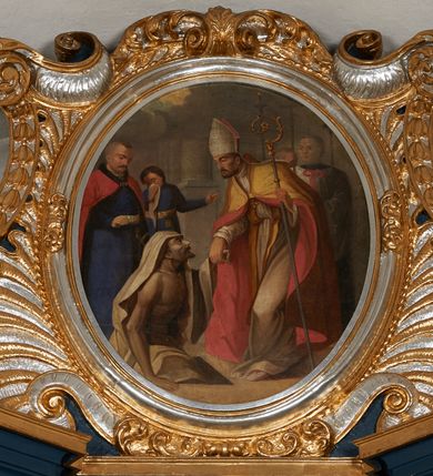 Zdjęcie nr 26: Ołtarz architektoniczny, trójosiowy, jednokondygnacyjny ze zwieńczeniem, na cokole. Mensa kamienna z portatylem. Antepedium proste, bez dekoracji, kamienne. Tabernakulum prostopadłościenne, ujęte pilastrami ustawionymi pod kątem, ze zwróconymi przeciwstawnie wolutami, zamiast trzonów, zwieńczone niepełnym belkowaniem. Drzwiczki w formie stojącego prostokąta zamkniętego łukiem półkolistym z krzyżem w polu. Retabulum ujęte parami pilastrów i kolumn o skręconych trzonach oraz kapitelach kompozytowych, dźwigających niepełne belkowanie z wydatnym gzymsem, wyłamanym w osiach podpór, przerwane w polu środkowym. Na gzymsie para puttów trzymających arma Christi. Osie boczne ustawione pod kątem względem lica ołtarza, w nich ustawiony dwie figury stojących aniołów. W polu środkowym ołtarza rama w formie stojącego prostokąta mieszcząca obraz św. Teresy z Lisieux. Zwieńczenie ołtarza w kształcie owalnego medalionu ujętego wydatnymi spływami wolutowymi. W polu owalny obraz przedstawiający wskrzeszenie Piotrowina. Kondygnacja pierwsza nastawy ujęta uszami utworzonymi z akantu. Cokoły podpór ozdobione z trzech stron płycinami z dekoracją roślinną w postaci liści i kwiatów. Na osi pilastrów cokoły podparte potrójną wolutą i parą girland owocowych. Trzony pilastrów i osie boczne dekorowane płycinami. Trzony kolumn zdobione ornamentem roślinnym. W polu środkowym ołtarza rama obrazu dekorowana akantem; u jej spodu akant i uskrzydlona główka anielska, zwieńczona akantem z palmetą. W zwieńczeniu profilowana rama dekorowana miejscami akantem, ujęta muszlą; woluty i lizeny zdobione kampanulami. Struktura ołtarza polichromowana na ciemnogranatowo ze złoconymi i srebrzonymi elementami architektonicznymi i ornamentyką.