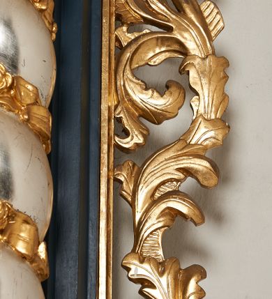 Zdjęcie nr 22: Ołtarz architektoniczny, trójosiowy, jednokondygnacyjny ze zwieńczeniem, na cokole. Mensa kamienna z portatylem. Antepedium proste, bez dekoracji, kamienne. Tabernakulum prostopadłościenne, ujęte pilastrami ustawionymi pod kątem, ze zwróconymi przeciwstawnie wolutami, zamiast trzonów, zwieńczone niepełnym belkowaniem. Drzwiczki w formie stojącego prostokąta zamkniętego łukiem półkolistym z krzyżem w polu. Retabulum ujęte parami pilastrów i kolumn o skręconych trzonach oraz kapitelach kompozytowych, dźwigających niepełne belkowanie z wydatnym gzymsem, wyłamanym w osiach podpór, przerwane w polu środkowym. Na gzymsie para puttów trzymających arma Christi. Osie boczne ustawione pod kątem względem lica ołtarza, w nich ustawiony dwie figury stojących aniołów. W polu środkowym ołtarza rama w formie stojącego prostokąta mieszcząca obraz św. Teresy z Lisieux. Zwieńczenie ołtarza w kształcie owalnego medalionu ujętego wydatnymi spływami wolutowymi. W polu owalny obraz przedstawiający wskrzeszenie Piotrowina. Kondygnacja pierwsza nastawy ujęta uszami utworzonymi z akantu. Cokoły podpór ozdobione z trzech stron płycinami z dekoracją roślinną w postaci liści i kwiatów. Na osi pilastrów cokoły podparte potrójną wolutą i parą girland owocowych. Trzony pilastrów i osie boczne dekorowane płycinami. Trzony kolumn zdobione ornamentem roślinnym. W polu środkowym ołtarza rama obrazu dekorowana akantem; u jej spodu akant i uskrzydlona główka anielska, zwieńczona akantem z palmetą. W zwieńczeniu profilowana rama dekorowana miejscami akantem, ujęta muszlą; woluty i lizeny zdobione kampanulami. Struktura ołtarza polichromowana na ciemnogranatowo ze złoconymi i srebrzonymi elementami architektonicznymi i ornamentyką.