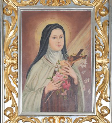 Zdjęcie nr 25: Ołtarz architektoniczny, trójosiowy, jednokondygnacyjny ze zwieńczeniem, na cokole. Mensa kamienna z portatylem. Antepedium proste, bez dekoracji, kamienne. Tabernakulum prostopadłościenne, ujęte pilastrami ustawionymi pod kątem, ze zwróconymi przeciwstawnie wolutami, zamiast trzonów, zwieńczone niepełnym belkowaniem. Drzwiczki w formie stojącego prostokąta zamkniętego łukiem półkolistym z krzyżem w polu. Retabulum ujęte parami pilastrów i kolumn o skręconych trzonach oraz kapitelach kompozytowych, dźwigających niepełne belkowanie z wydatnym gzymsem, wyłamanym w osiach podpór, przerwane w polu środkowym. Na gzymsie para puttów trzymających arma Christi. Osie boczne ustawione pod kątem względem lica ołtarza, w nich ustawiony dwie figury stojących aniołów. W polu środkowym ołtarza rama w formie stojącego prostokąta mieszcząca obraz św. Teresy z Lisieux. Zwieńczenie ołtarza w kształcie owalnego medalionu ujętego wydatnymi spływami wolutowymi. W polu owalny obraz przedstawiający wskrzeszenie Piotrowina. Kondygnacja pierwsza nastawy ujęta uszami utworzonymi z akantu. Cokoły podpór ozdobione z trzech stron płycinami z dekoracją roślinną w postaci liści i kwiatów. Na osi pilastrów cokoły podparte potrójną wolutą i parą girland owocowych. Trzony pilastrów i osie boczne dekorowane płycinami. Trzony kolumn zdobione ornamentem roślinnym. W polu środkowym ołtarza rama obrazu dekorowana akantem; u jej spodu akant i uskrzydlona główka anielska, zwieńczona akantem z palmetą. W zwieńczeniu profilowana rama dekorowana miejscami akantem, ujęta muszlą; woluty i lizeny zdobione kampanulami. Struktura ołtarza polichromowana na ciemnogranatowo ze złoconymi i srebrzonymi elementami architektonicznymi i ornamentyką.