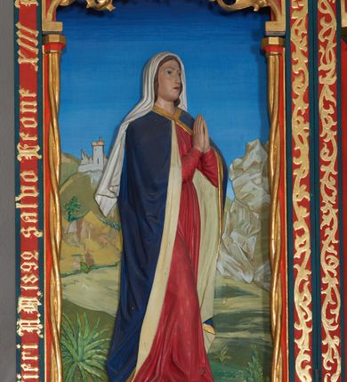 Zdjęcie nr 3: Ołtarz szafiasty, przyścienny, trójosiowy, jednokondygnacyjny ze zwieńczeniem. Mensa drewniana, prostopadłościenna. Antepedium z umieszczoną centralnie pseudopłyciną mieszczącą monogram IHS w akantowym otoku; boki zdobione, z lewej przedstawiony herb Łabędź. W części centralnej prostopadłościenne tabernakulum w formie kapliczki z ukośnie ustawionymi pilastrami zwieńczonymi pinaklami i kwiatonami. Predella u podstawy dekorowana fryzem palmetowym, wyżej pseudomaswerkowym, ostrołukowym ornamentem. Nastawa w formie tryptyku z neogotyckim, ażurowym zwieńczeniem zakończonym pinaklami i kwiatonem. Oś środkowa i osie boczne ujęte smukłymi, złoconymi kolumienkami o skręconych trzonach wspierającymi ażurową dekorację roślinną, w części centralnej uformowaną w kształt łuku w ośli grzbiet. W polu środkowym rzeźbiona scena Ukrzyżowania z figurą Chrystusa Ukrzyżowanego z klęczącą Marią Magdaleną obejmującą krzyż, umieszczona na tle górzystego pejzażu z widokiem Jerozolimy z lewej strony. W kwaterach bocznych, na tle pejzażu, płaskorzeźbione figury, po lewej stronie Maria na niewysokim postumencie z inskrypcją „S(ancta) Maria”, zwrócona w stronę krzyża; po prawej na postumencie z napisem „S(anctus) Johannes”, św. Jan Ewangelista trzymający kielich w lewej ręce. Wszystkie kwatery obwiedzione ramą ze złotą inskrypcją na czerwonym tle „Julianus de Skrzynno Dunin Brzeziński uxorque eius Eva cum matre sua Anastasia Morawska in honorem Dei Omnipotentis pro sua suorumque salute omniumque huius parochiae fidelium et prosperitiate et redemptione hoc jusferunt altare fieri A(nno) D(omini) 1892 salvo Leone XIII P(ontifice) M(aximo)”. Zwieńczenie ażurowe, płaskorzeźbione, w części centralnej powtarza kształt oślego grzbietu ze złoconym ornamentem stylizowanej wici roślinnej, w górnej części zamknięte pinaklami i kwiatonami. Kwatery boczne zwieńczone uszakami wypełnionymi ażurowym, złoconym suchym akantem, obwiedzione ornamentem ze stylizowanej wici roślinnej. Struktura malowana w odcieniu morskiej zieleni z czerwonymi detalami, ornamentyka złocona. Figury oraz tło kwater w pełni polichromowane.
