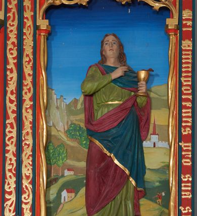 Zdjęcie nr 6: Ołtarz szafiasty, przyścienny, trójosiowy, jednokondygnacyjny ze zwieńczeniem. Mensa drewniana, prostopadłościenna. Antepedium z umieszczoną centralnie pseudopłyciną mieszczącą monogram IHS w akantowym otoku; boki zdobione, z lewej przedstawiony herb Łabędź. W części centralnej prostopadłościenne tabernakulum w formie kapliczki z ukośnie ustawionymi pilastrami zwieńczonymi pinaklami i kwiatonami. Predella u podstawy dekorowana fryzem palmetowym, wyżej pseudomaswerkowym, ostrołukowym ornamentem. Nastawa w formie tryptyku z neogotyckim, ażurowym zwieńczeniem zakończonym pinaklami i kwiatonem. Oś środkowa i osie boczne ujęte smukłymi, złoconymi kolumienkami o skręconych trzonach wspierającymi ażurową dekorację roślinną, w części centralnej uformowaną w kształt łuku w ośli grzbiet. W polu środkowym rzeźbiona scena Ukrzyżowania z figurą Chrystusa Ukrzyżowanego z klęczącą Marią Magdaleną obejmującą krzyż, umieszczona na tle górzystego pejzażu z widokiem Jerozolimy z lewej strony. W kwaterach bocznych, na tle pejzażu, płaskorzeźbione figury, po lewej stronie Maria na niewysokim postumencie z inskrypcją „S(ancta) Maria”, zwrócona w stronę krzyża; po prawej na postumencie z napisem „S(anctus) Johannes”, św. Jan Ewangelista trzymający kielich w lewej ręce. Wszystkie kwatery obwiedzione ramą ze złotą inskrypcją na czerwonym tle „Julianus de Skrzynno Dunin Brzeziński uxorque eius Eva cum matre sua Anastasia Morawska in honorem Dei Omnipotentis pro sua suorumque salute omniumque huius parochiae fidelium et prosperitiate et redemptione hoc jusferunt altare fieri A(nno) D(omini) 1892 salvo Leone XIII P(ontifice) M(aximo)”. Zwieńczenie ażurowe, płaskorzeźbione, w części centralnej powtarza kształt oślego grzbietu ze złoconym ornamentem stylizowanej wici roślinnej, w górnej części zamknięte pinaklami i kwiatonami. Kwatery boczne zwieńczone uszakami wypełnionymi ażurowym, złoconym suchym akantem, obwiedzione ornamentem ze stylizowanej wici roślinnej. Struktura malowana w odcieniu morskiej zieleni z czerwonymi detalami, ornamentyka złocona. Figury oraz tło kwater w pełni polichromowane.
