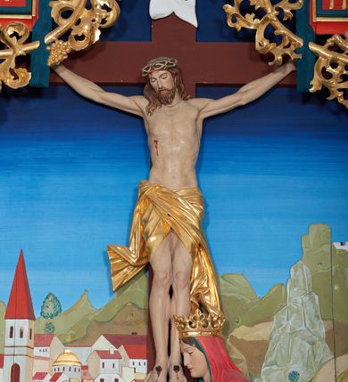 Zdjęcie nr 10: Ołtarz szafiasty, przyścienny, trójosiowy, jednokondygnacyjny ze zwieńczeniem. Mensa drewniana, prostopadłościenna. Antepedium z umieszczoną centralnie pseudopłyciną mieszczącą monogram IHS w akantowym otoku; boki zdobione, z lewej przedstawiony herb Łabędź. W części centralnej prostopadłościenne tabernakulum w formie kapliczki z ukośnie ustawionymi pilastrami zwieńczonymi pinaklami i kwiatonami. Predella u podstawy dekorowana fryzem palmetowym, wyżej pseudomaswerkowym, ostrołukowym ornamentem. Nastawa w formie tryptyku z neogotyckim, ażurowym zwieńczeniem zakończonym pinaklami i kwiatonem. Oś środkowa i osie boczne ujęte smukłymi, złoconymi kolumienkami o skręconych trzonach wspierającymi ażurową dekorację roślinną, w części centralnej uformowaną w kształt łuku w ośli grzbiet. W polu środkowym rzeźbiona scena Ukrzyżowania z figurą Chrystusa Ukrzyżowanego z klęczącą Marią Magdaleną obejmującą krzyż, umieszczona na tle górzystego pejzażu z widokiem Jerozolimy z lewej strony. W kwaterach bocznych, na tle pejzażu, płaskorzeźbione figury, po lewej stronie Maria na niewysokim postumencie z inskrypcją „S(ancta) Maria”, zwrócona w stronę krzyża; po prawej na postumencie z napisem „S(anctus) Johannes”, św. Jan Ewangelista trzymający kielich w lewej ręce. Wszystkie kwatery obwiedzione ramą ze złotą inskrypcją na czerwonym tle „Julianus de Skrzynno Dunin Brzeziński uxorque eius Eva cum matre sua Anastasia Morawska in honorem Dei Omnipotentis pro sua suorumque salute omniumque huius parochiae fidelium et prosperitiate et redemptione hoc jusferunt altare fieri A(nno) D(omini) 1892 salvo Leone XIII P(ontifice) M(aximo)”. Zwieńczenie ażurowe, płaskorzeźbione, w części centralnej powtarza kształt oślego grzbietu ze złoconym ornamentem stylizowanej wici roślinnej, w górnej części zamknięte pinaklami i kwiatonami. Kwatery boczne zwieńczone uszakami wypełnionymi ażurowym, złoconym suchym akantem, obwiedzione ornamentem ze stylizowanej wici roślinnej. Struktura malowana w odcieniu morskiej zieleni z czerwonymi detalami, ornamentyka złocona. Figury oraz tło kwater w pełni polichromowane.
