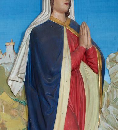 Zdjęcie nr 5: Ołtarz szafiasty, przyścienny, trójosiowy, jednokondygnacyjny ze zwieńczeniem. Mensa drewniana, prostopadłościenna. Antepedium z umieszczoną centralnie pseudopłyciną mieszczącą monogram IHS w akantowym otoku; boki zdobione, z lewej przedstawiony herb Łabędź. W części centralnej prostopadłościenne tabernakulum w formie kapliczki z ukośnie ustawionymi pilastrami zwieńczonymi pinaklami i kwiatonami. Predella u podstawy dekorowana fryzem palmetowym, wyżej pseudomaswerkowym, ostrołukowym ornamentem. Nastawa w formie tryptyku z neogotyckim, ażurowym zwieńczeniem zakończonym pinaklami i kwiatonem. Oś środkowa i osie boczne ujęte smukłymi, złoconymi kolumienkami o skręconych trzonach wspierającymi ażurową dekorację roślinną, w części centralnej uformowaną w kształt łuku w ośli grzbiet. W polu środkowym rzeźbiona scena Ukrzyżowania z figurą Chrystusa Ukrzyżowanego z klęczącą Marią Magdaleną obejmującą krzyż, umieszczona na tle górzystego pejzażu z widokiem Jerozolimy z lewej strony. W kwaterach bocznych, na tle pejzażu, płaskorzeźbione figury, po lewej stronie Maria na niewysokim postumencie z inskrypcją „S(ancta) Maria”, zwrócona w stronę krzyża; po prawej na postumencie z napisem „S(anctus) Johannes”, św. Jan Ewangelista trzymający kielich w lewej ręce. Wszystkie kwatery obwiedzione ramą ze złotą inskrypcją na czerwonym tle „Julianus de Skrzynno Dunin Brzeziński uxorque eius Eva cum matre sua Anastasia Morawska in honorem Dei Omnipotentis pro sua suorumque salute omniumque huius parochiae fidelium et prosperitiate et redemptione hoc jusferunt altare fieri A(nno) D(omini) 1892 salvo Leone XIII P(ontifice) M(aximo)”. Zwieńczenie ażurowe, płaskorzeźbione, w części centralnej powtarza kształt oślego grzbietu ze złoconym ornamentem stylizowanej wici roślinnej, w górnej części zamknięte pinaklami i kwiatonami. Kwatery boczne zwieńczone uszakami wypełnionymi ażurowym, złoconym suchym akantem, obwiedzione ornamentem ze stylizowanej wici roślinnej. Struktura malowana w odcieniu morskiej zieleni z czerwonymi detalami, ornamentyka złocona. Figury oraz tło kwater w pełni polichromowane.
