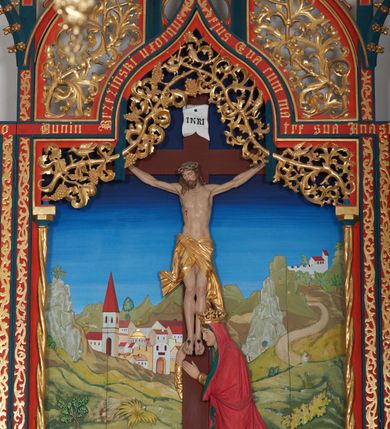 Zdjęcie nr 9: Ołtarz szafiasty, przyścienny, trójosiowy, jednokondygnacyjny ze zwieńczeniem. Mensa drewniana, prostopadłościenna. Antepedium z umieszczoną centralnie pseudopłyciną mieszczącą monogram IHS w akantowym otoku; boki zdobione, z lewej przedstawiony herb Łabędź. W części centralnej prostopadłościenne tabernakulum w formie kapliczki z ukośnie ustawionymi pilastrami zwieńczonymi pinaklami i kwiatonami. Predella u podstawy dekorowana fryzem palmetowym, wyżej pseudomaswerkowym, ostrołukowym ornamentem. Nastawa w formie tryptyku z neogotyckim, ażurowym zwieńczeniem zakończonym pinaklami i kwiatonem. Oś środkowa i osie boczne ujęte smukłymi, złoconymi kolumienkami o skręconych trzonach wspierającymi ażurową dekorację roślinną, w części centralnej uformowaną w kształt łuku w ośli grzbiet. W polu środkowym rzeźbiona scena Ukrzyżowania z figurą Chrystusa Ukrzyżowanego z klęczącą Marią Magdaleną obejmującą krzyż, umieszczona na tle górzystego pejzażu z widokiem Jerozolimy z lewej strony. W kwaterach bocznych, na tle pejzażu, płaskorzeźbione figury, po lewej stronie Maria na niewysokim postumencie z inskrypcją „S(ancta) Maria”, zwrócona w stronę krzyża; po prawej na postumencie z napisem „S(anctus) Johannes”, św. Jan Ewangelista trzymający kielich w lewej ręce. Wszystkie kwatery obwiedzione ramą ze złotą inskrypcją na czerwonym tle „Julianus de Skrzynno Dunin Brzeziński uxorque eius Eva cum matre sua Anastasia Morawska in honorem Dei Omnipotentis pro sua suorumque salute omniumque huius parochiae fidelium et prosperitiate et redemptione hoc jusferunt altare fieri A(nno) D(omini) 1892 salvo Leone XIII P(ontifice) M(aximo)”. Zwieńczenie ażurowe, płaskorzeźbione, w części centralnej powtarza kształt oślego grzbietu ze złoconym ornamentem stylizowanej wici roślinnej, w górnej części zamknięte pinaklami i kwiatonami. Kwatery boczne zwieńczone uszakami wypełnionymi ażurowym, złoconym suchym akantem, obwiedzione ornamentem ze stylizowanej wici roślinnej. Struktura malowana w odcieniu morskiej zieleni z czerwonymi detalami, ornamentyka złocona. Figury oraz tło kwater w pełni polichromowane.
