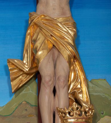 Zdjęcie nr 14: Ołtarz szafiasty, przyścienny, trójosiowy, jednokondygnacyjny ze zwieńczeniem. Mensa drewniana, prostopadłościenna. Antepedium z umieszczoną centralnie pseudopłyciną mieszczącą monogram IHS w akantowym otoku; boki zdobione, z lewej przedstawiony herb Łabędź. W części centralnej prostopadłościenne tabernakulum w formie kapliczki z ukośnie ustawionymi pilastrami zwieńczonymi pinaklami i kwiatonami. Predella u podstawy dekorowana fryzem palmetowym, wyżej pseudomaswerkowym, ostrołukowym ornamentem. Nastawa w formie tryptyku z neogotyckim, ażurowym zwieńczeniem zakończonym pinaklami i kwiatonem. Oś środkowa i osie boczne ujęte smukłymi, złoconymi kolumienkami o skręconych trzonach wspierającymi ażurową dekorację roślinną, w części centralnej uformowaną w kształt łuku w ośli grzbiet. W polu środkowym rzeźbiona scena Ukrzyżowania z figurą Chrystusa Ukrzyżowanego z klęczącą Marią Magdaleną obejmującą krzyż, umieszczona na tle górzystego pejzażu z widokiem Jerozolimy z lewej strony. W kwaterach bocznych, na tle pejzażu, płaskorzeźbione figury, po lewej stronie Maria na niewysokim postumencie z inskrypcją „S(ancta) Maria”, zwrócona w stronę krzyża; po prawej na postumencie z napisem „S(anctus) Johannes”, św. Jan Ewangelista trzymający kielich w lewej ręce. Wszystkie kwatery obwiedzione ramą ze złotą inskrypcją na czerwonym tle „Julianus de Skrzynno Dunin Brzeziński uxorque eius Eva cum matre sua Anastasia Morawska in honorem Dei Omnipotentis pro sua suorumque salute omniumque huius parochiae fidelium et prosperitiate et redemptione hoc jusferunt altare fieri A(nno) D(omini) 1892 salvo Leone XIII P(ontifice) M(aximo)”. Zwieńczenie ażurowe, płaskorzeźbione, w części centralnej powtarza kształt oślego grzbietu ze złoconym ornamentem stylizowanej wici roślinnej, w górnej części zamknięte pinaklami i kwiatonami. Kwatery boczne zwieńczone uszakami wypełnionymi ażurowym, złoconym suchym akantem, obwiedzione ornamentem ze stylizowanej wici roślinnej. Struktura malowana w odcieniu morskiej zieleni z czerwonymi detalami, ornamentyka złocona. Figury oraz tło kwater w pełni polichromowane.
