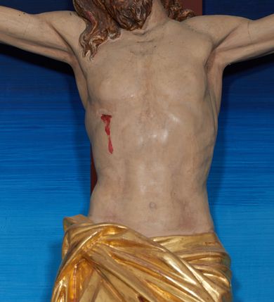 Zdjęcie nr 12: Ołtarz szafiasty, przyścienny, trójosiowy, jednokondygnacyjny ze zwieńczeniem. Mensa drewniana, prostopadłościenna. Antepedium z umieszczoną centralnie pseudopłyciną mieszczącą monogram IHS w akantowym otoku; boki zdobione, z lewej przedstawiony herb Łabędź. W części centralnej prostopadłościenne tabernakulum w formie kapliczki z ukośnie ustawionymi pilastrami zwieńczonymi pinaklami i kwiatonami. Predella u podstawy dekorowana fryzem palmetowym, wyżej pseudomaswerkowym, ostrołukowym ornamentem. Nastawa w formie tryptyku z neogotyckim, ażurowym zwieńczeniem zakończonym pinaklami i kwiatonem. Oś środkowa i osie boczne ujęte smukłymi, złoconymi kolumienkami o skręconych trzonach wspierającymi ażurową dekorację roślinną, w części centralnej uformowaną w kształt łuku w ośli grzbiet. W polu środkowym rzeźbiona scena Ukrzyżowania z figurą Chrystusa Ukrzyżowanego z klęczącą Marią Magdaleną obejmującą krzyż, umieszczona na tle górzystego pejzażu z widokiem Jerozolimy z lewej strony. W kwaterach bocznych, na tle pejzażu, płaskorzeźbione figury, po lewej stronie Maria na niewysokim postumencie z inskrypcją „S(ancta) Maria”, zwrócona w stronę krzyża; po prawej na postumencie z napisem „S(anctus) Johannes”, św. Jan Ewangelista trzymający kielich w lewej ręce. Wszystkie kwatery obwiedzione ramą ze złotą inskrypcją na czerwonym tle „Julianus de Skrzynno Dunin Brzeziński uxorque eius Eva cum matre sua Anastasia Morawska in honorem Dei Omnipotentis pro sua suorumque salute omniumque huius parochiae fidelium et prosperitiate et redemptione hoc jusferunt altare fieri A(nno) D(omini) 1892 salvo Leone XIII P(ontifice) M(aximo)”. Zwieńczenie ażurowe, płaskorzeźbione, w części centralnej powtarza kształt oślego grzbietu ze złoconym ornamentem stylizowanej wici roślinnej, w górnej części zamknięte pinaklami i kwiatonami. Kwatery boczne zwieńczone uszakami wypełnionymi ażurowym, złoconym suchym akantem, obwiedzione ornamentem ze stylizowanej wici roślinnej. Struktura malowana w odcieniu morskiej zieleni z czerwonymi detalami, ornamentyka złocona. Figury oraz tło kwater w pełni polichromowane.
