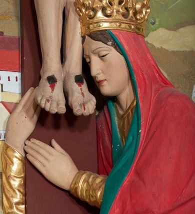 Zdjęcie nr 16: Ołtarz szafiasty, przyścienny, trójosiowy, jednokondygnacyjny ze zwieńczeniem. Mensa drewniana, prostopadłościenna. Antepedium z umieszczoną centralnie pseudopłyciną mieszczącą monogram IHS w akantowym otoku; boki zdobione, z lewej przedstawiony herb Łabędź. W części centralnej prostopadłościenne tabernakulum w formie kapliczki z ukośnie ustawionymi pilastrami zwieńczonymi pinaklami i kwiatonami. Predella u podstawy dekorowana fryzem palmetowym, wyżej pseudomaswerkowym, ostrołukowym ornamentem. Nastawa w formie tryptyku z neogotyckim, ażurowym zwieńczeniem zakończonym pinaklami i kwiatonem. Oś środkowa i osie boczne ujęte smukłymi, złoconymi kolumienkami o skręconych trzonach wspierającymi ażurową dekorację roślinną, w części centralnej uformowaną w kształt łuku w ośli grzbiet. W polu środkowym rzeźbiona scena Ukrzyżowania z figurą Chrystusa Ukrzyżowanego z klęczącą Marią Magdaleną obejmującą krzyż, umieszczona na tle górzystego pejzażu z widokiem Jerozolimy z lewej strony. W kwaterach bocznych, na tle pejzażu, płaskorzeźbione figury, po lewej stronie Maria na niewysokim postumencie z inskrypcją „S(ancta) Maria”, zwrócona w stronę krzyża; po prawej na postumencie z napisem „S(anctus) Johannes”, św. Jan Ewangelista trzymający kielich w lewej ręce. Wszystkie kwatery obwiedzione ramą ze złotą inskrypcją na czerwonym tle „Julianus de Skrzynno Dunin Brzeziński uxorque eius Eva cum matre sua Anastasia Morawska in honorem Dei Omnipotentis pro sua suorumque salute omniumque huius parochiae fidelium et prosperitiate et redemptione hoc jusferunt altare fieri A(nno) D(omini) 1892 salvo Leone XIII P(ontifice) M(aximo)”. Zwieńczenie ażurowe, płaskorzeźbione, w części centralnej powtarza kształt oślego grzbietu ze złoconym ornamentem stylizowanej wici roślinnej, w górnej części zamknięte pinaklami i kwiatonami. Kwatery boczne zwieńczone uszakami wypełnionymi ażurowym, złoconym suchym akantem, obwiedzione ornamentem ze stylizowanej wici roślinnej. Struktura malowana w odcieniu morskiej zieleni z czerwonymi detalami, ornamentyka złocona. Figury oraz tło kwater w pełni polichromowane.
