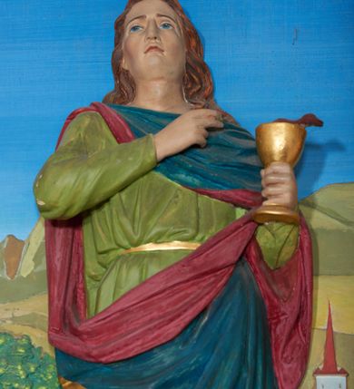 Zdjęcie nr 8: Ołtarz szafiasty, przyścienny, trójosiowy, jednokondygnacyjny ze zwieńczeniem. Mensa drewniana, prostopadłościenna. Antepedium z umieszczoną centralnie pseudopłyciną mieszczącą monogram IHS w akantowym otoku; boki zdobione, z lewej przedstawiony herb Łabędź. W części centralnej prostopadłościenne tabernakulum w formie kapliczki z ukośnie ustawionymi pilastrami zwieńczonymi pinaklami i kwiatonami. Predella u podstawy dekorowana fryzem palmetowym, wyżej pseudomaswerkowym, ostrołukowym ornamentem. Nastawa w formie tryptyku z neogotyckim, ażurowym zwieńczeniem zakończonym pinaklami i kwiatonem. Oś środkowa i osie boczne ujęte smukłymi, złoconymi kolumienkami o skręconych trzonach wspierającymi ażurową dekorację roślinną, w części centralnej uformowaną w kształt łuku w ośli grzbiet. W polu środkowym rzeźbiona scena Ukrzyżowania z figurą Chrystusa Ukrzyżowanego z klęczącą Marią Magdaleną obejmującą krzyż, umieszczona na tle górzystego pejzażu z widokiem Jerozolimy z lewej strony. W kwaterach bocznych, na tle pejzażu, płaskorzeźbione figury, po lewej stronie Maria na niewysokim postumencie z inskrypcją „S(ancta) Maria”, zwrócona w stronę krzyża; po prawej na postumencie z napisem „S(anctus) Johannes”, św. Jan Ewangelista trzymający kielich w lewej ręce. Wszystkie kwatery obwiedzione ramą ze złotą inskrypcją na czerwonym tle „Julianus de Skrzynno Dunin Brzeziński uxorque eius Eva cum matre sua Anastasia Morawska in honorem Dei Omnipotentis pro sua suorumque salute omniumque huius parochiae fidelium et prosperitiate et redemptione hoc jusferunt altare fieri A(nno) D(omini) 1892 salvo Leone XIII P(ontifice) M(aximo)”. Zwieńczenie ażurowe, płaskorzeźbione, w części centralnej powtarza kształt oślego grzbietu ze złoconym ornamentem stylizowanej wici roślinnej, w górnej części zamknięte pinaklami i kwiatonami. Kwatery boczne zwieńczone uszakami wypełnionymi ażurowym, złoconym suchym akantem, obwiedzione ornamentem ze stylizowanej wici roślinnej. Struktura malowana w odcieniu morskiej zieleni z czerwonymi detalami, ornamentyka złocona. Figury oraz tło kwater w pełni polichromowane.
