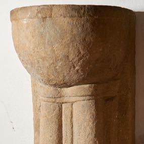 Zdjęcie nr 1: Kropielnica kamienna, wolnostojąca ustawiona na czworobocznym, profilowanym cokole. Trzon w formie wiązki czterech kolumn ustawionych na osobnych postumentach, dźwigających półkulistą czarę o delikatnie zaznaczonym wylewie. Tył nieopracowany, płaski.