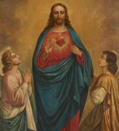 Zdjęcie nr 1: Obraz w kształcie stojącego prostokąta ze ściętymi schodkowo górnymi narożami, ujęty złoconą, profilowaną ramą. Kompozycja trójpostaciowa, symetryczna. W centrum, na tle obłoków, ukazany frontalnie, stojący Chrystus wskazujący lewą rękę na widniejące na piersi gorejące serce otoczone promieniami. Prawa ręka ugięta w łokciu i uniesiona ku górze w geście błogosławieństwa. Na dłoniach widoczne ślady męki. Chrystus ubrany jest w długą, czerwoną suknię oraz niebieski płaszcz, spod szat widoczna bosa stopa. Postać flankowana przez ustawione przeciwstawnie, klęczące anioły składające ręce w geście modlitwy. Długowłosi aniołowie o młodzieńczych twarzach, unoszą głowy ku górze, wpatrując się w Chrystusa. Ubrani w luźne suknie z długimi rękawami w kolorze jasnoróżowym (anioł z lewej) i beżowych (anioł z prawej) i luźno udrapowane płaszcze w kolorach zielonym i złotym. Kolorystyka obrazu jasna, pastelowa, ciepła.