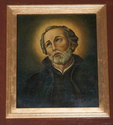 Zdjęcie nr 3: Trzy obrazy w kształcie stojącego prostokąta w prostych, drewnianych i złoconych ramach połączone w tryptyk za pomocą większej drewnianej ramy zwieńczonej złoconym ornamentem roślinnym oraz krzyżem. Analogiczny ornament w dolnej części ramy. W centrum umieszczony obraz przedstawiający Chrystusa w typie Ecce Homo. Postać ukazana frontalnie, w popiersiu z uniesioną lekko ku górze głową zwieńczoną koroną cierniową. Wokół głowy świetlisty nimb. Twarz pociągła, szczupła okolona długimi włosami oraz ciemnym zarostem. Wzrok skierowany ku górze, na twarzy widoczne krople krwi. Chrystus ubrany w czerwony płaszcz. Tło obrazu jednolite, ciemne. Po bokach wizerunku Chrystusa umieszczone dwa mniejsze obrazy przedstawiające św. Jana Kantego (z lewej) i św. Andrzeja Bobolę (z prawej). Święty Jan Kanty ukazany w popiersiu z ciałem zwróconym w trzech czwartych w lewo. Wyobrażony jako starszy mężczyzna z siwymi włosami, z łysiną ponad czołem i krótką, siwą brodą. Ubrany w płaszcz z gronostajowym kołnierzem; w prawej ręce trzyma krzyż. Wokół głowy postaci przedstawiony świetlisty nimb. Tło obrazu jednolite, ciemne. Święty Andrzej Bobola ukazany w popiersiu w trzech czwartych zwrócony w prawo. Przedstawiony jako dojrzały mężczyzna o lekko siwych włosach i krótkiej brodzie, ubrany w czarny habit jezuicki. Wzrok skierowany ku górze. Wokół głowy świetlisty nimb. Tło obrazu jednolite, ciemne.