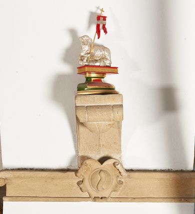 Zdjęcie nr 11: Komplet sześciu kamiennych konsol w formie męskich, brodatych głów, na które spływają żebra krzyżowego sklepienia w nawie głównej. Postać pierwsza o twarzy szerokiej, okolonej długim zarostem oraz włosami układającymi się w loki na czole. Oczy zamknięte, wydatny, prosty nos. Widoczne rurkowate bruzdy na czole. Postać druga o twarzy pociągłej, okolonej długim zarostem artykułowanym za pomocą rurkowatych fałd. Broda na końcu nieznacznie rozdwojona. Włosy proste ponad czołem tworzą trójkątne zakola. Oczy zamknięte, czoło pokryte bruzdami. Postać trzecia o trójkątnej twarzy z niskim, pokrytym bruzdami czołem i kręconych włosach. Oczy zamknięte. Postać czwarta o owalnej, pełnej twarzy, wystających kościach policzkowych. Zarost artykułowany za pomocą równoległych fałdek. Włosy układające się w loki ponad czołem. Oczy zamknięte. Postać piąta o szerokiej, płaskiej twarzy z gęstym zarostem. Długie, falowane wąsy, zamknięte oczy. Włosy ponad czołem układające się w loki. Postać szósta o pociągłej, podłużnej twarzy z zarostem. Długi, prosty nos, zamknięte oczy, niskie czoło ponad, którym bujne, proste włosy. Na przecięciach żeber dwa polichromowane zworniki z godłem herbu Drużyna oraz syglami „S(ebastian) L(ubomirski)" umieszczonymi na czerwonym tle, pierwszy ośmioboczny, drugi w kształcie wieloliścia. W podniebiu arkady tęczowej wolutowa konsola ustawiona na kapitelu pilastra w podniebiu łuku tęczowego. U podstawy konsoli, na osi umieszczony rollwerkowy kartusz mieszczący godło herbu Drużyna oraz sygle „S(ebastian) L(ubomirski)”. 