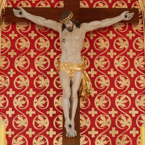 Zdjęcie nr 1: Pełnoplastyczna, polichromowana figura przedstawiająca ukrzyżowanego Chrystusa. Ciało muskularne o dobrze oddanej budowie anatomicznej z wyeksponowaną raną w prawym boku postaci. Głowa okolona długimi, brązowymi włosami, w cierniowej, złoconej koronie, opuszczona w dół i skierowana lekko w prawo. Twarz podłużna z zamkniętymi oczami, długim, prostym nosem oraz lekko rozchylonymi, sinymi ustami. Perizonium krótkie, złocone, udrapowane na lewym boku postaci. Stopy przebite jednym gwoździem. U szczytu pionowej belki krzyża złocony titulus z napisem „IN/RI”.
