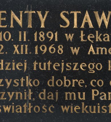 Zdjęcie nr 1: Epitafium w formie tablicy w kształcie leżącego prostokąta  z inskrypcją: „WALENTY STAWOWY / ur(odzony) 10. II. 1891 w ŁĘKAWICY / zm(arły) 2. XII. 1968 w Ameryce. / Dobrodziej tutejszego kościoła. / Za wszystko dobre, co dla nas / uczynił, daj mu Panie / światłość wiekuistą.”
