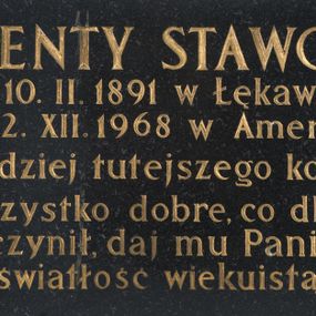 Zdjęcie nr 1: Epitafium w formie tablicy w kształcie leżącego prostokąta  z inskrypcją: „WALENTY STAWOWY / ur(odzony) 10. II. 1891 w ŁĘKAWICY / zm(arły) 2. XII. 1968 w Ameryce. / Dobrodziej tutejszego kościoła. / Za wszystko dobre, co dla nas / uczynił, daj mu Panie / światłość wiekuistą.”
